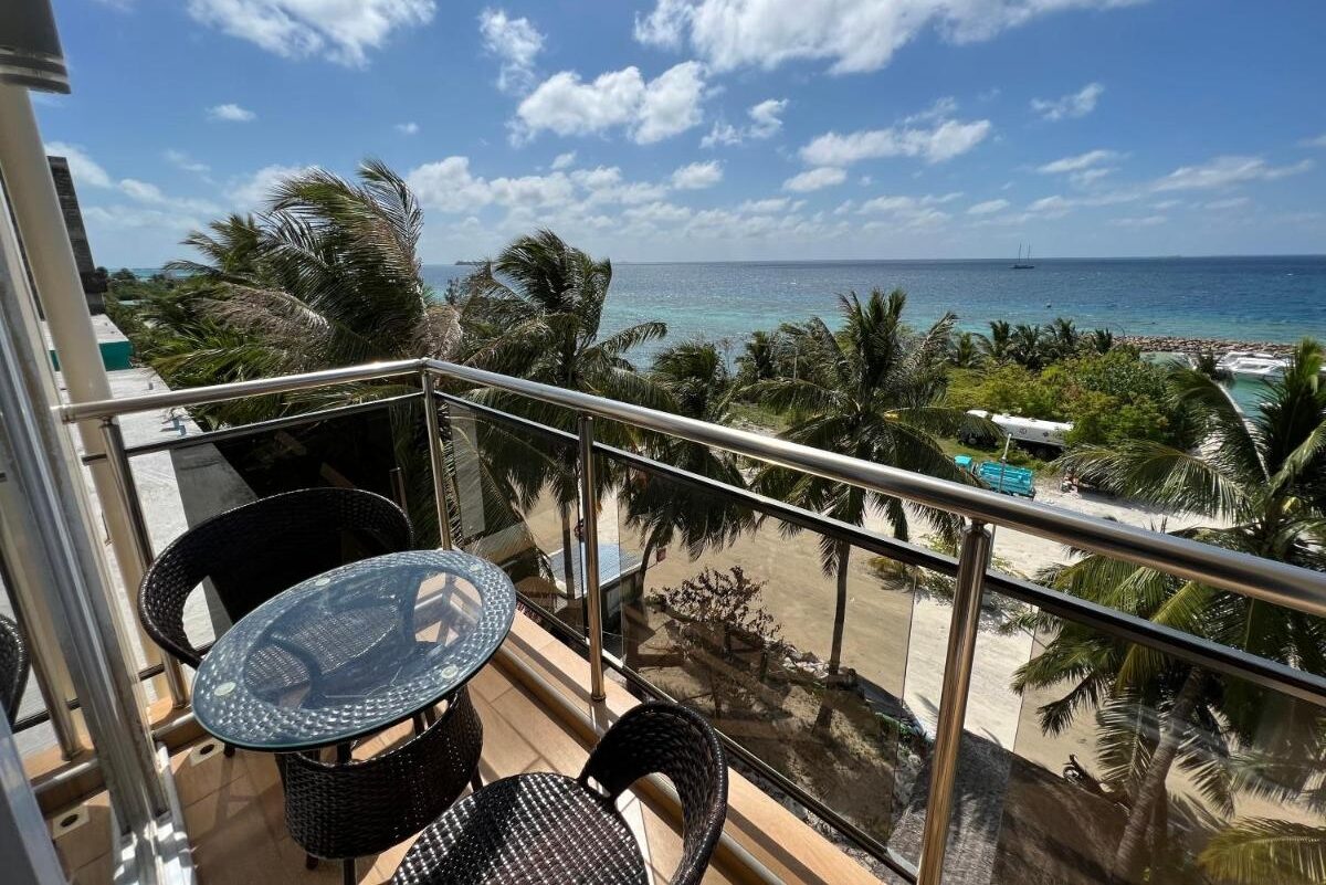 Malediven Maafishi iCom Marina Sea View Balkon