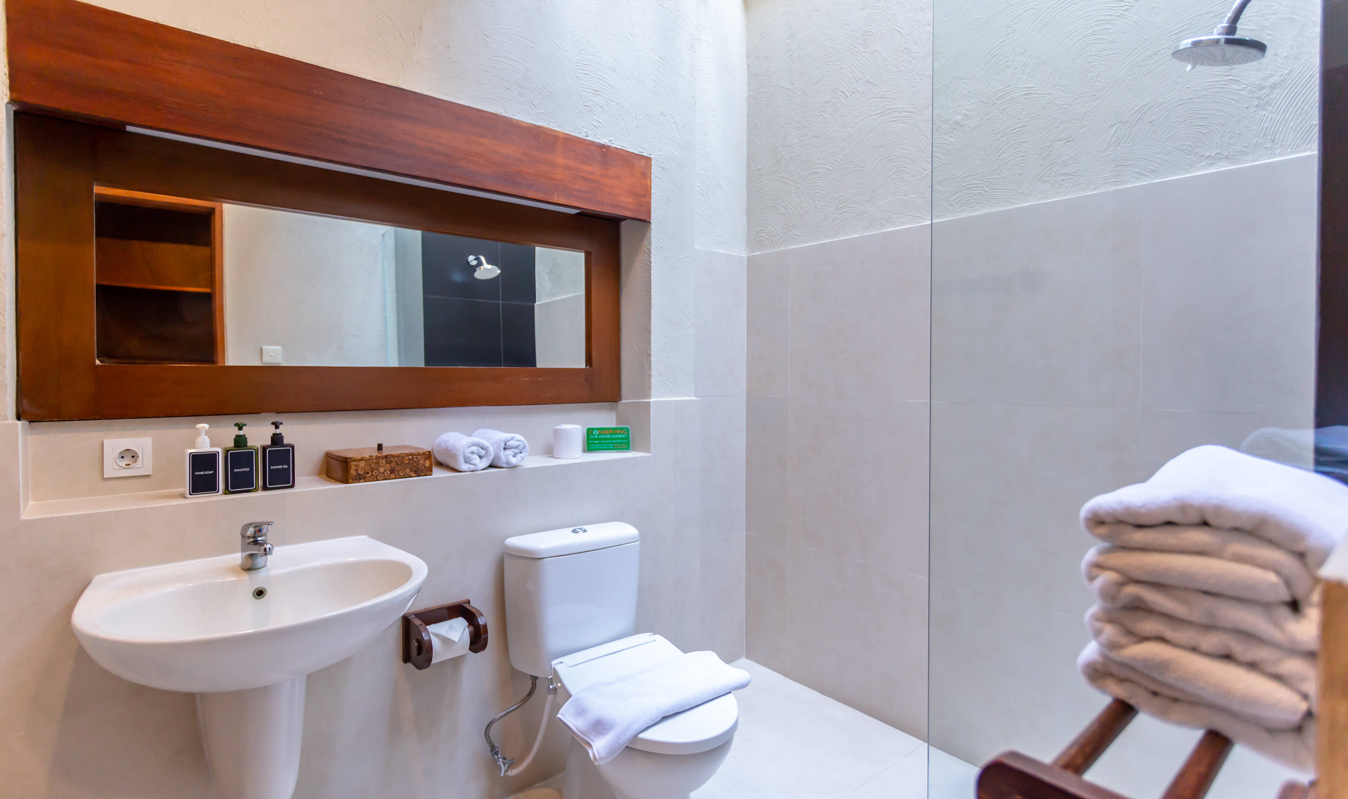 Badkamer van de Superiorkamer in het Mutiara Bali in Seminyak