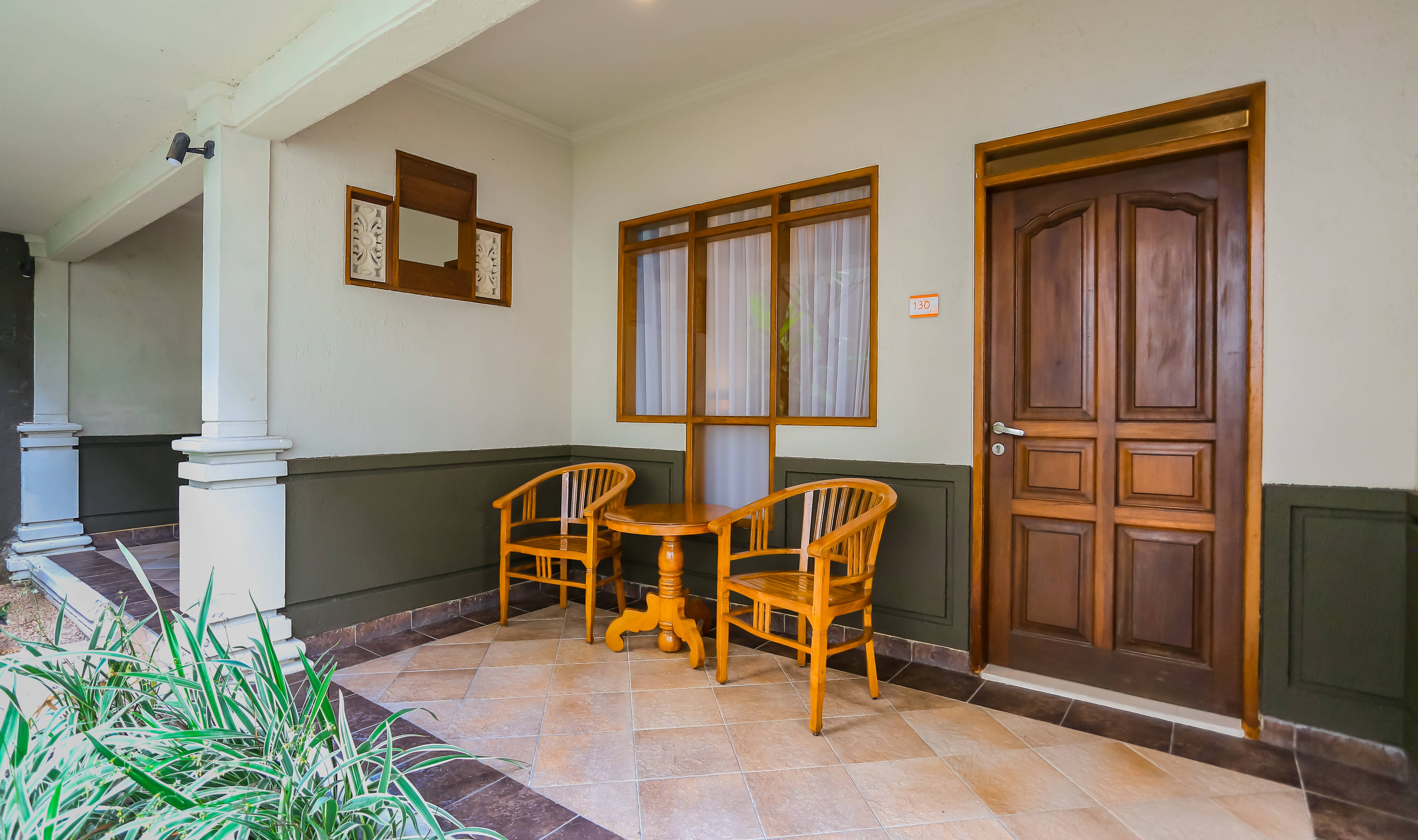 Terras van de Deluxe kamer in het Mutiara Bali in Seminyak