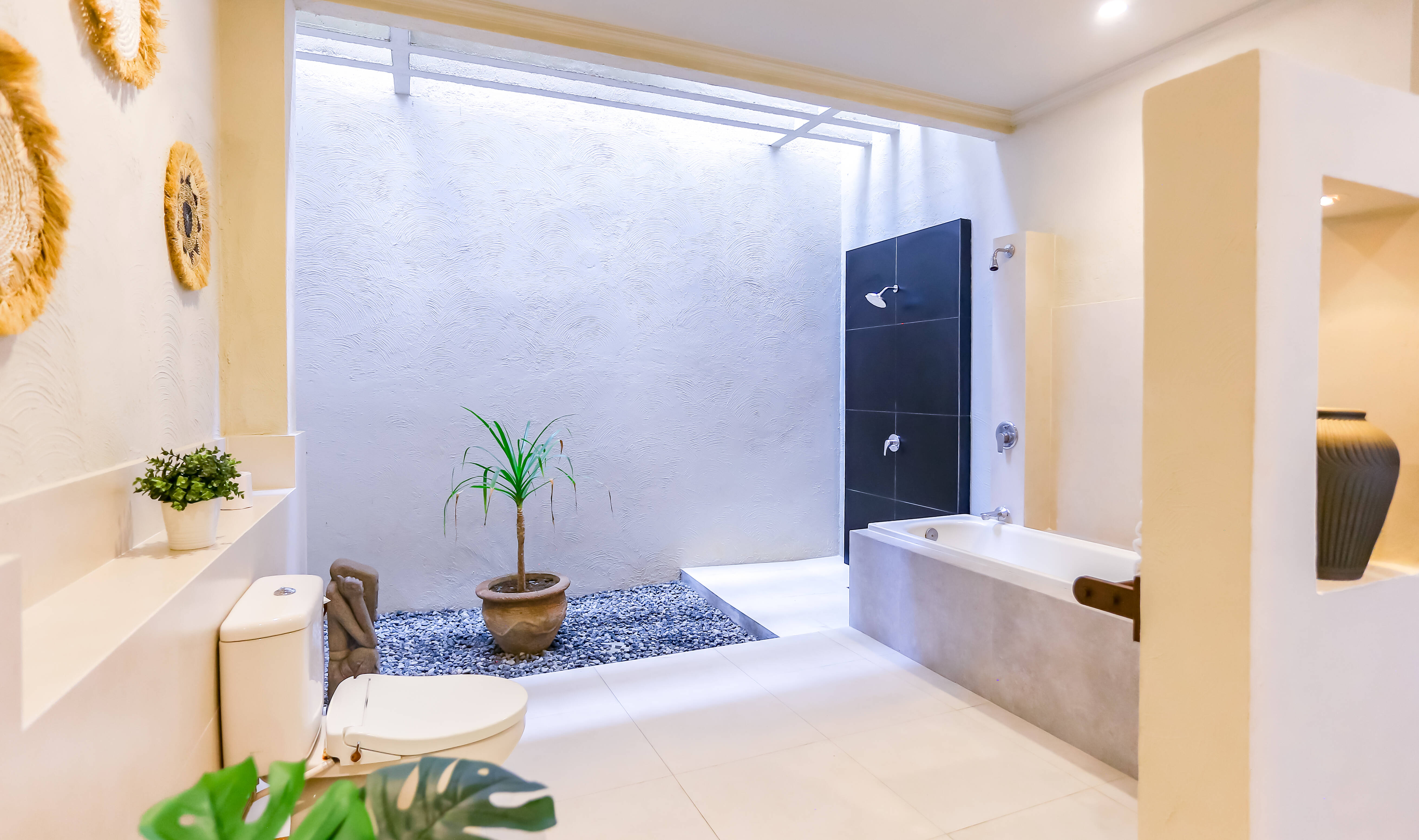 Badkamer van de Deluxe kamer in het Mutiara Bali in Seminyak