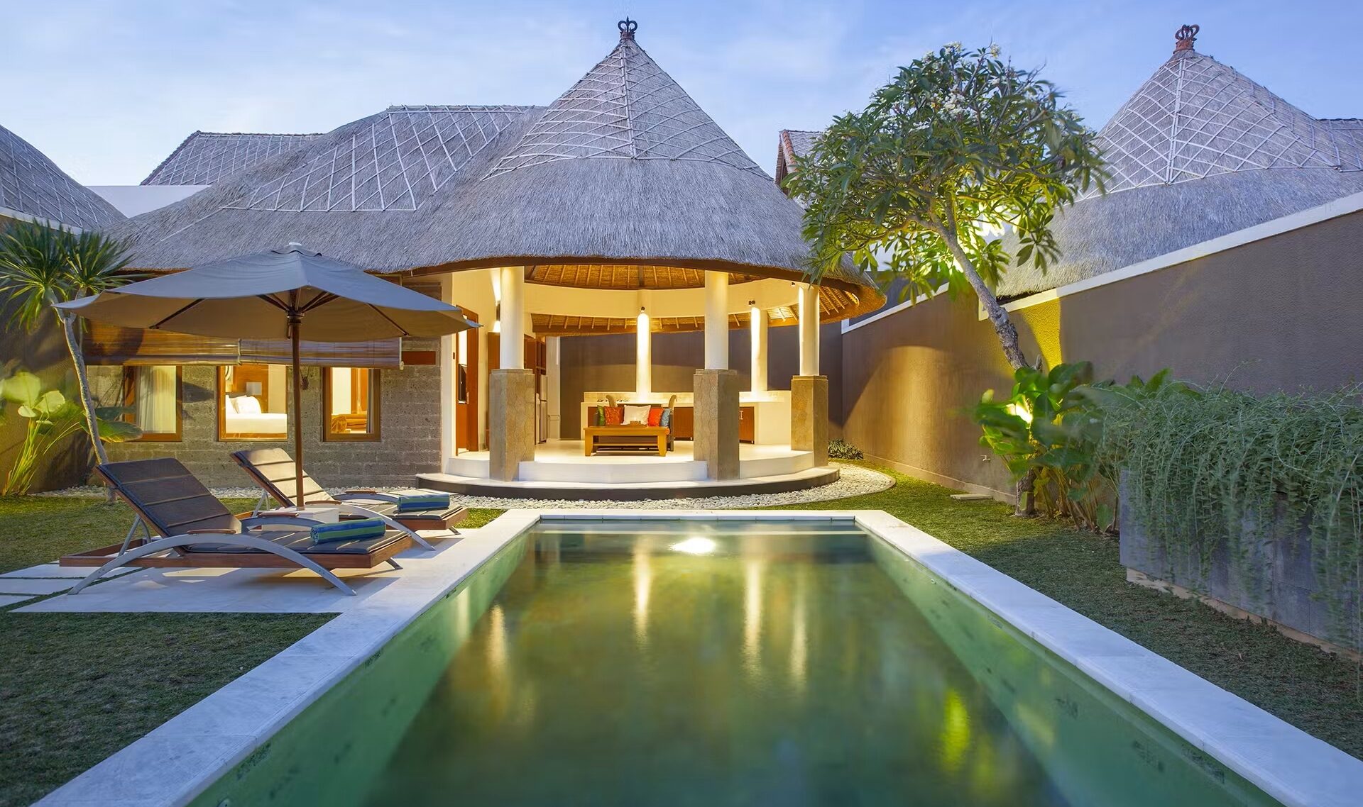 Tuin met zwembadje van de One Bedroom Suite Villa in het Mutiara Bali in Seminyak