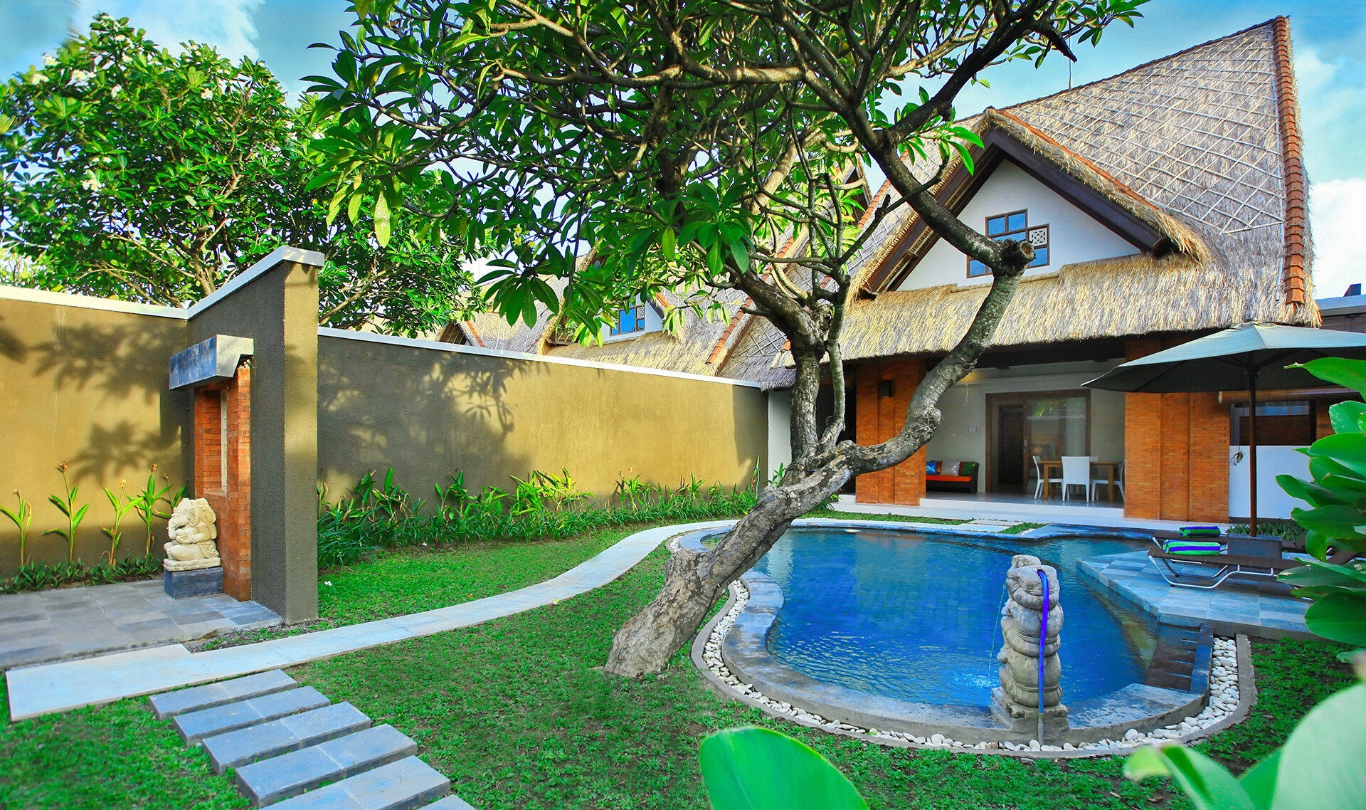 Tuin van de Two Bedroom Deluxe Villa with Private pool in het Mutiara Bali in Seminyak