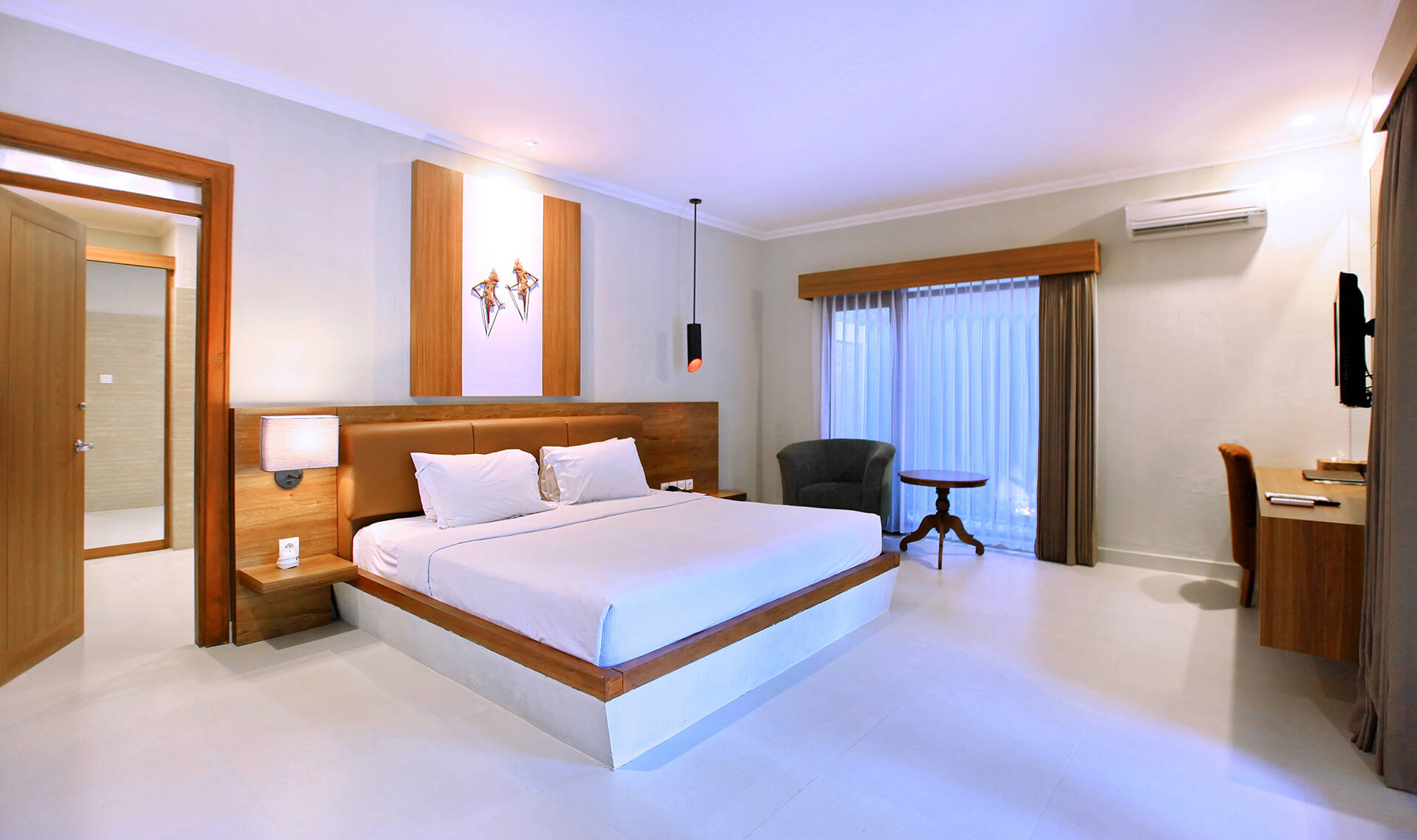 Hoofdslaapkamer in de Two Bedroom Deluxe Villa with Private pool in het Mutiara Bali in Seminyak