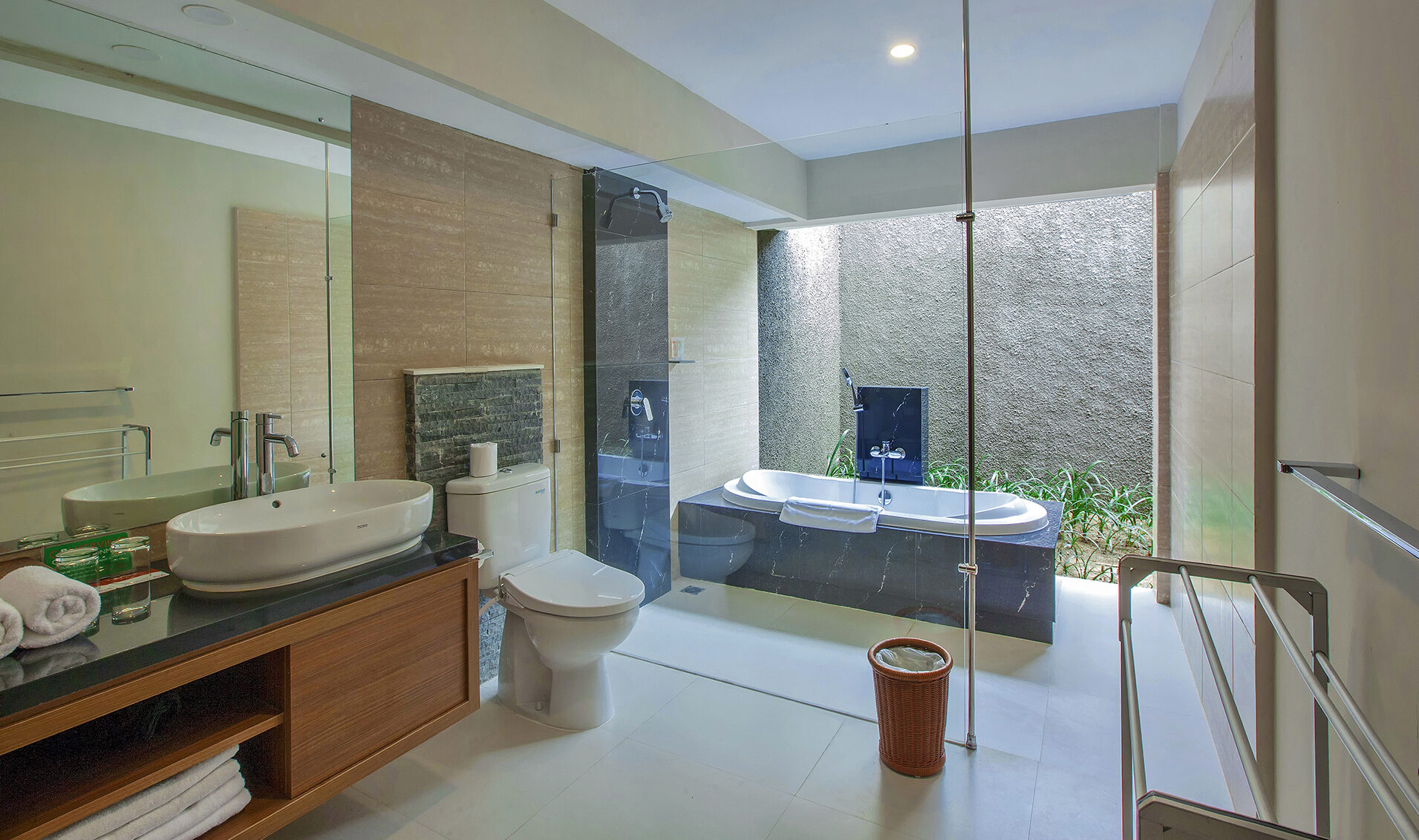 Badkamer in de Two Bedroom Deluxe Villa with Private pool in het Mutiara Bali in Seminyak