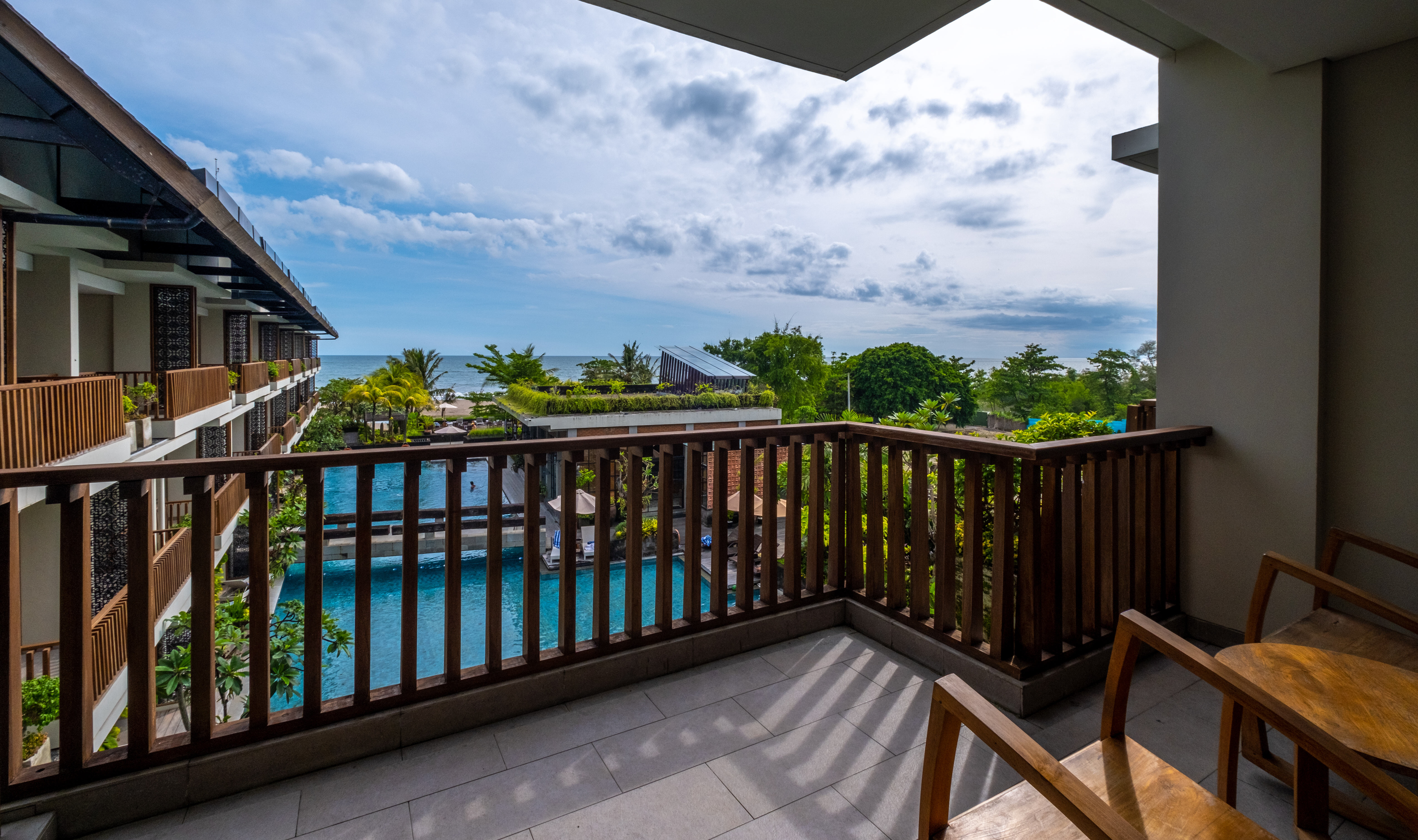 Balkon van de Duplex Family Suite in het Swarga Suites Bali Berawa in Canggu