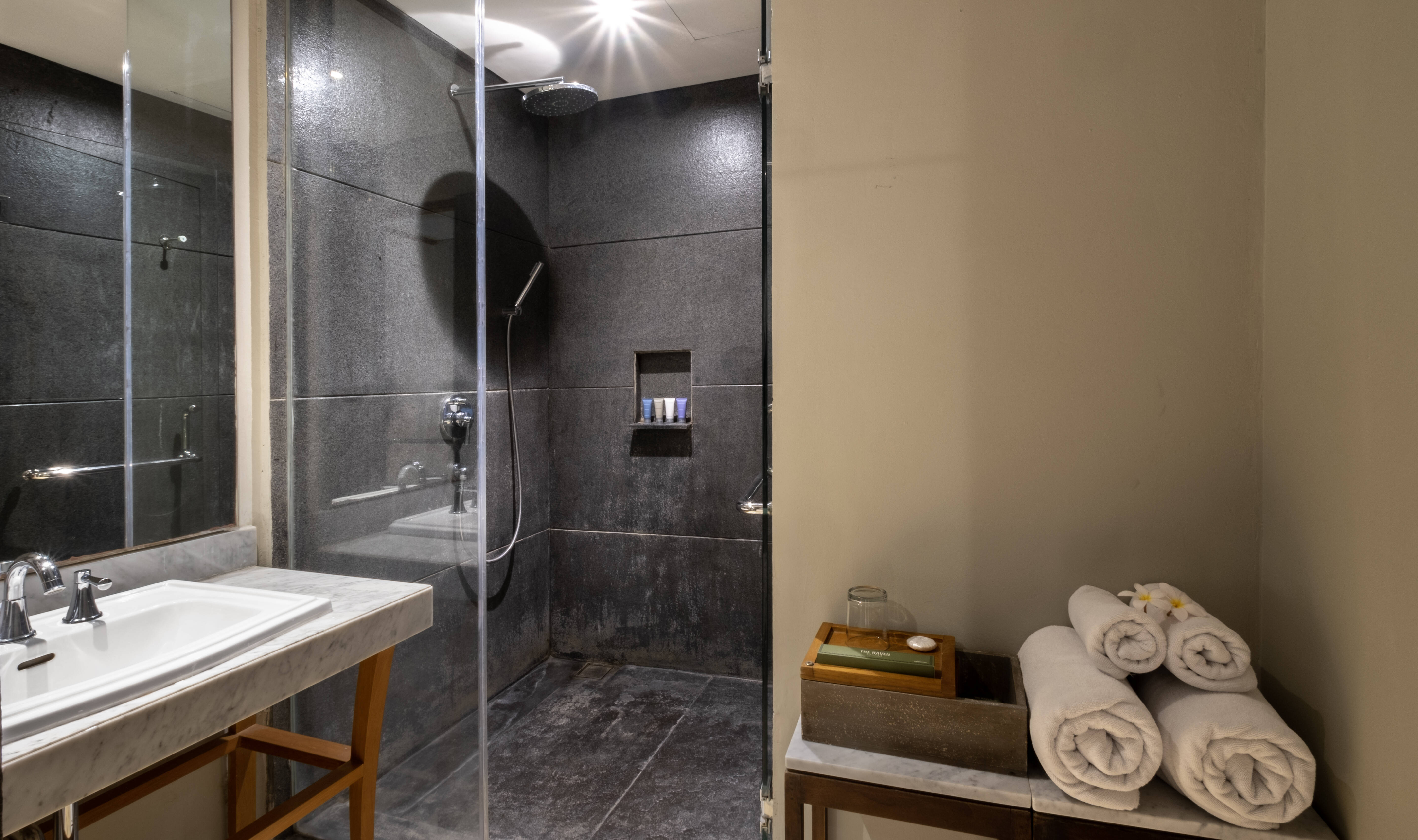 Badkamer van de Duplex Family Suite in het Swarga Suites Bali Berawa in Canggu