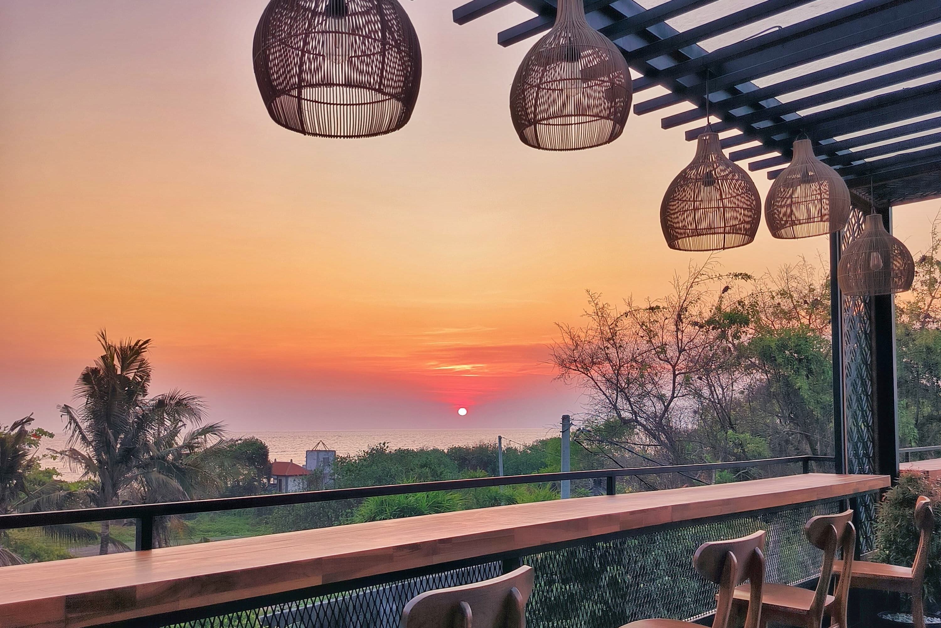 Uitzicht vanuit The Moon Rooftop Light Bar in het Swarga Suites Bali Berawa in Canggu