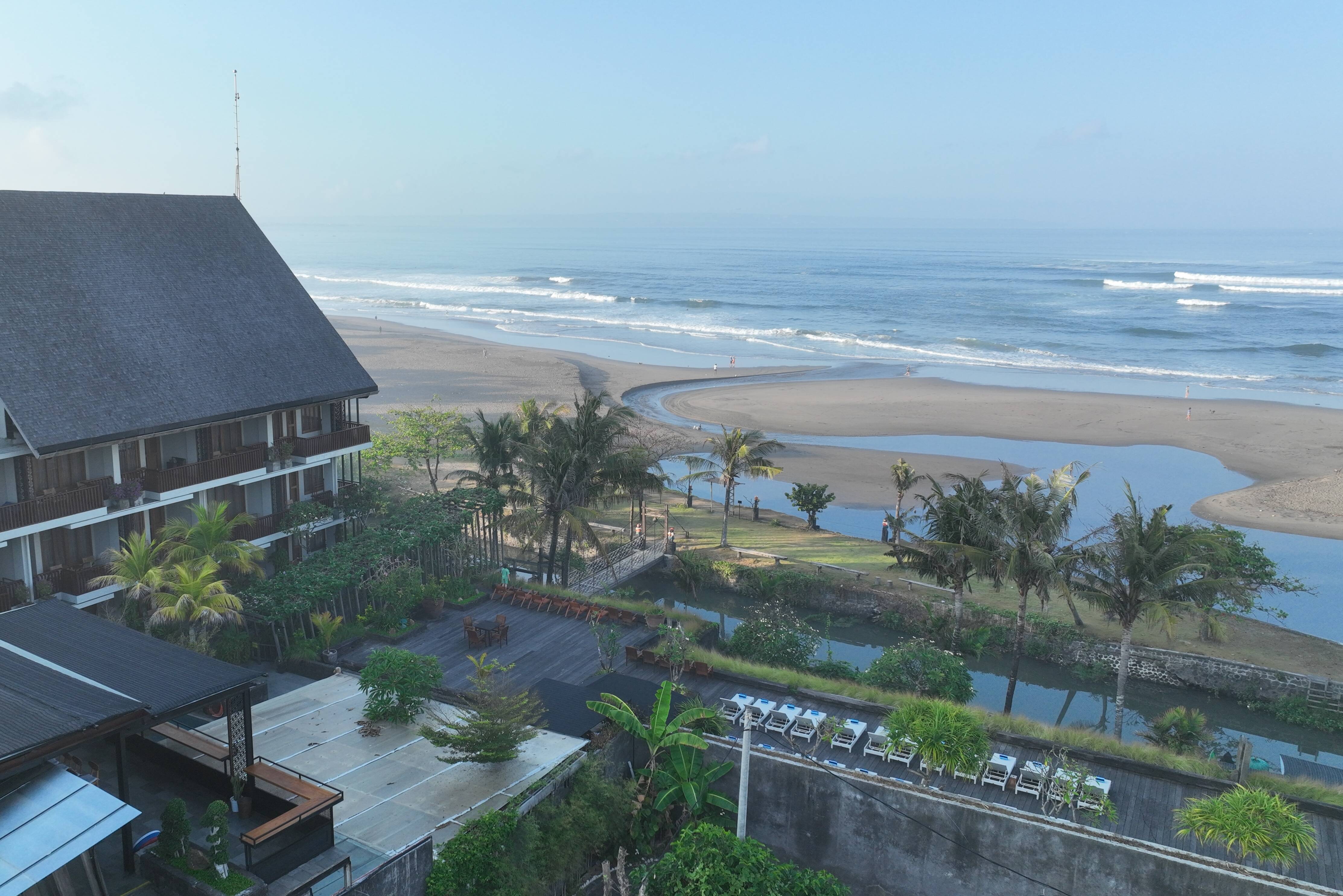 Het strand bij Swarga Suites Bali Berawa in Canggu