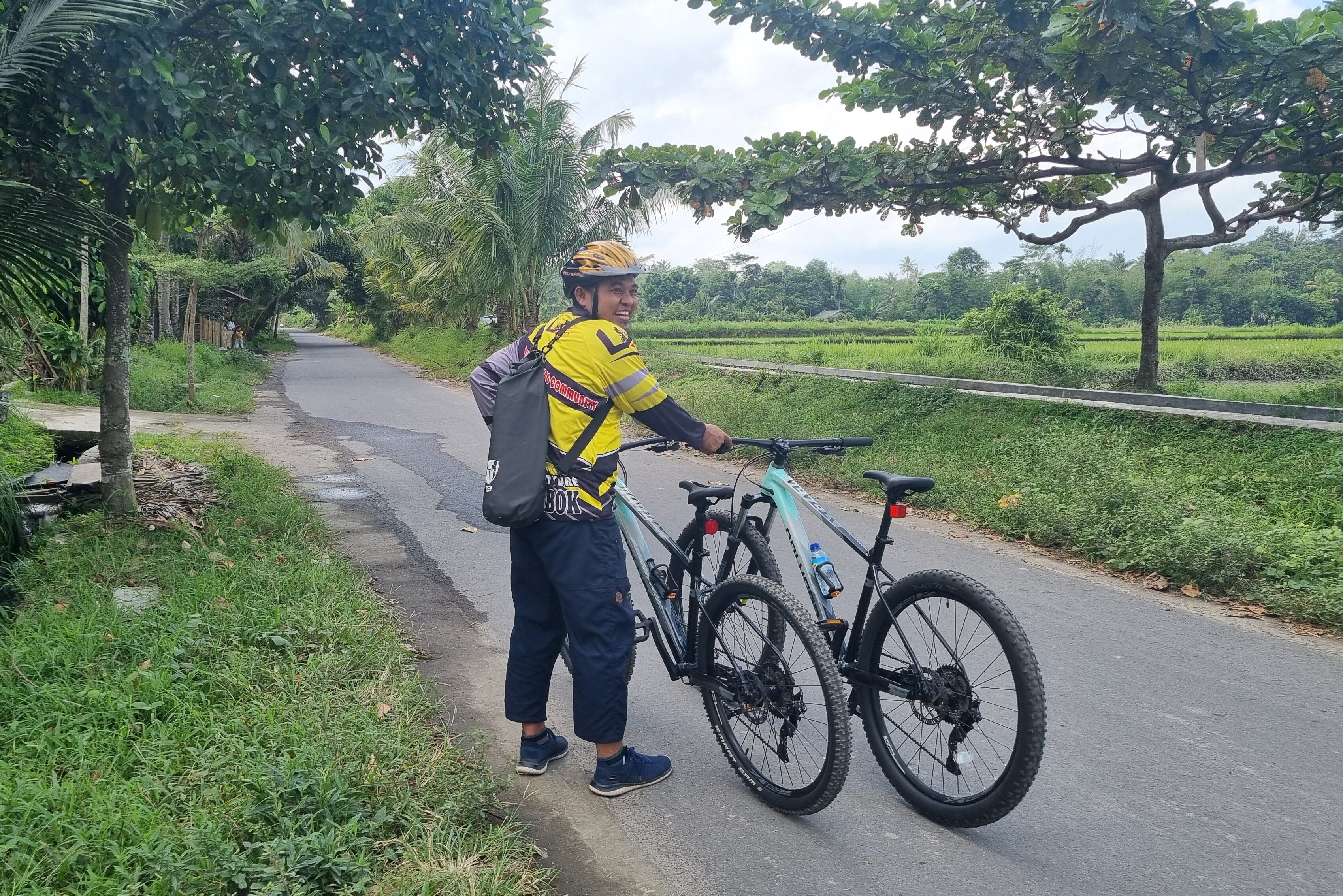 Fietsen over rustige weggetjes op Lombok in Indonesie