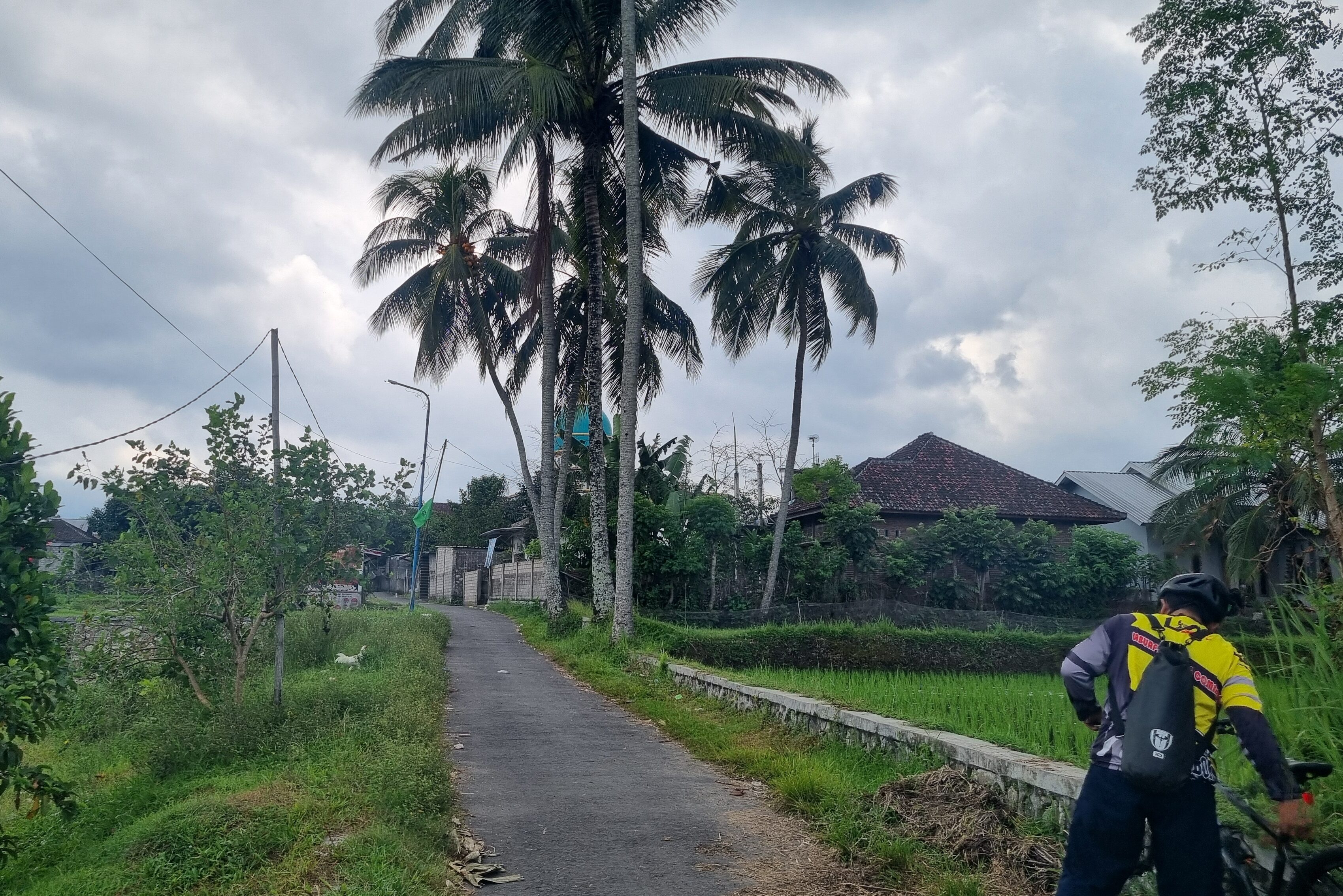 Fietsen door dorpjes op Lombok in Indonesie