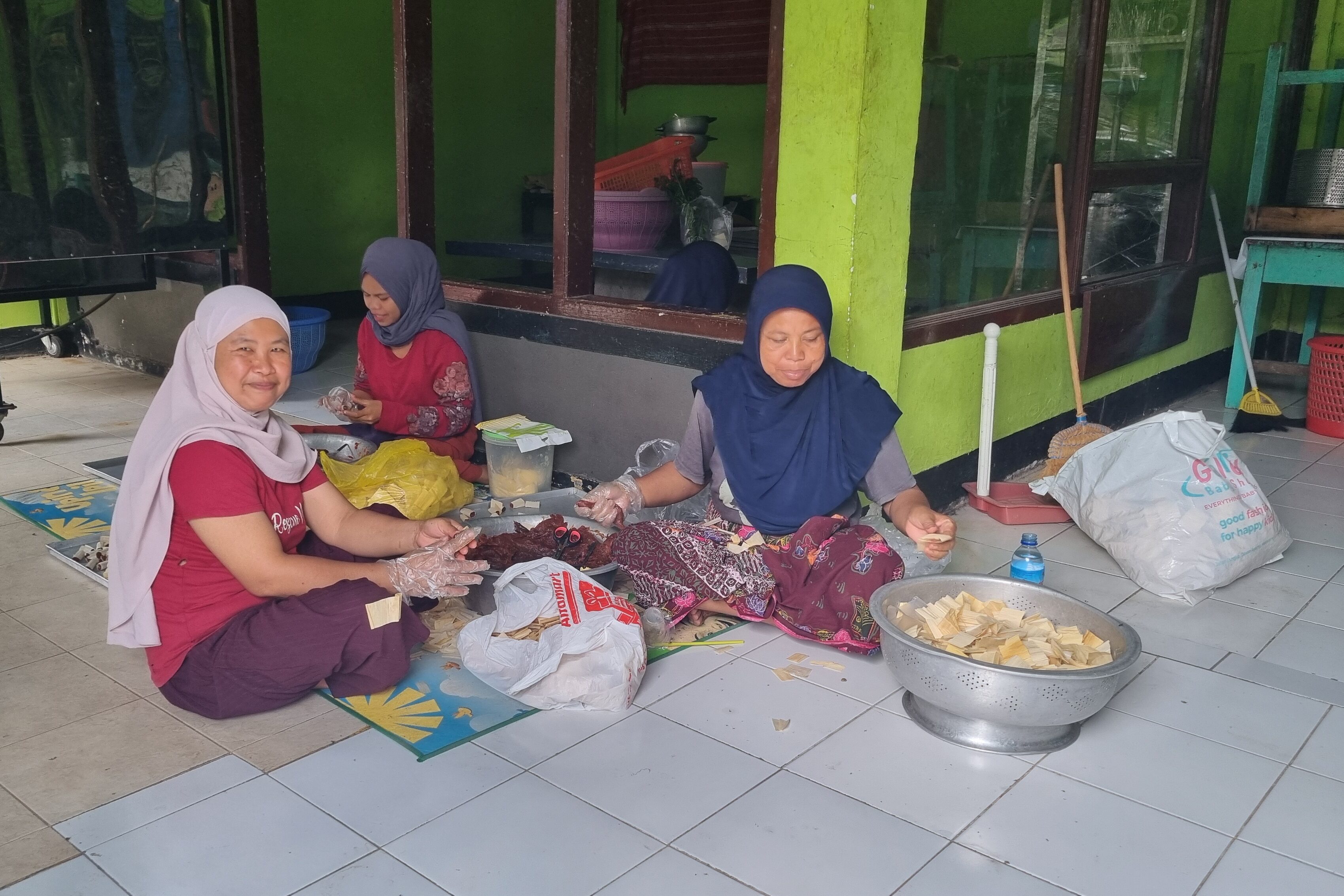 Lokale hapjes maken van fruit tijdens fietstour op Lombok