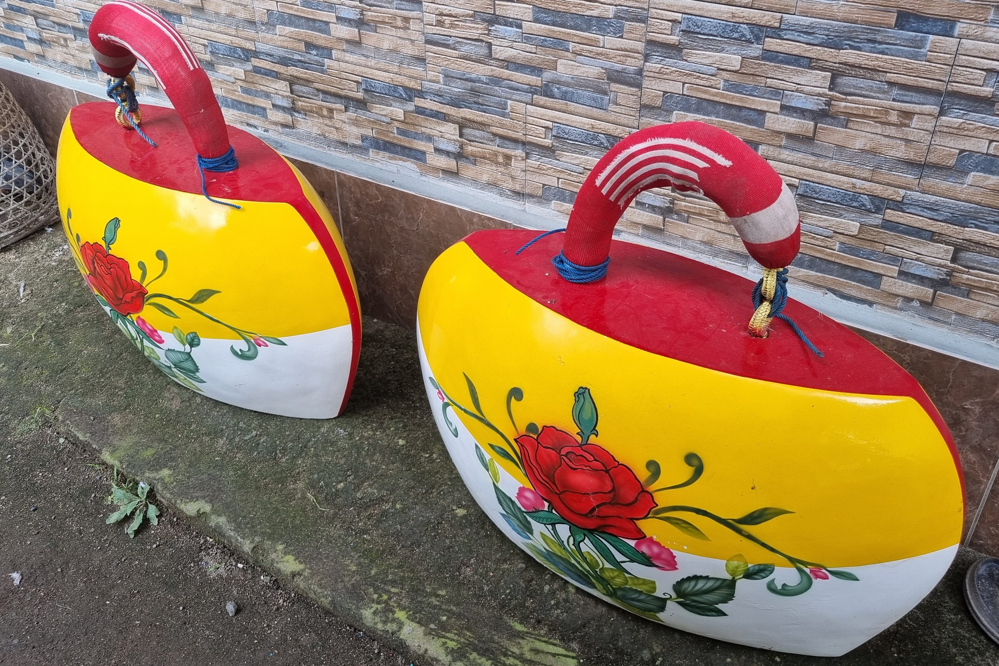 Traditionele houten koeienbellen tijdens fietstour op Lombok