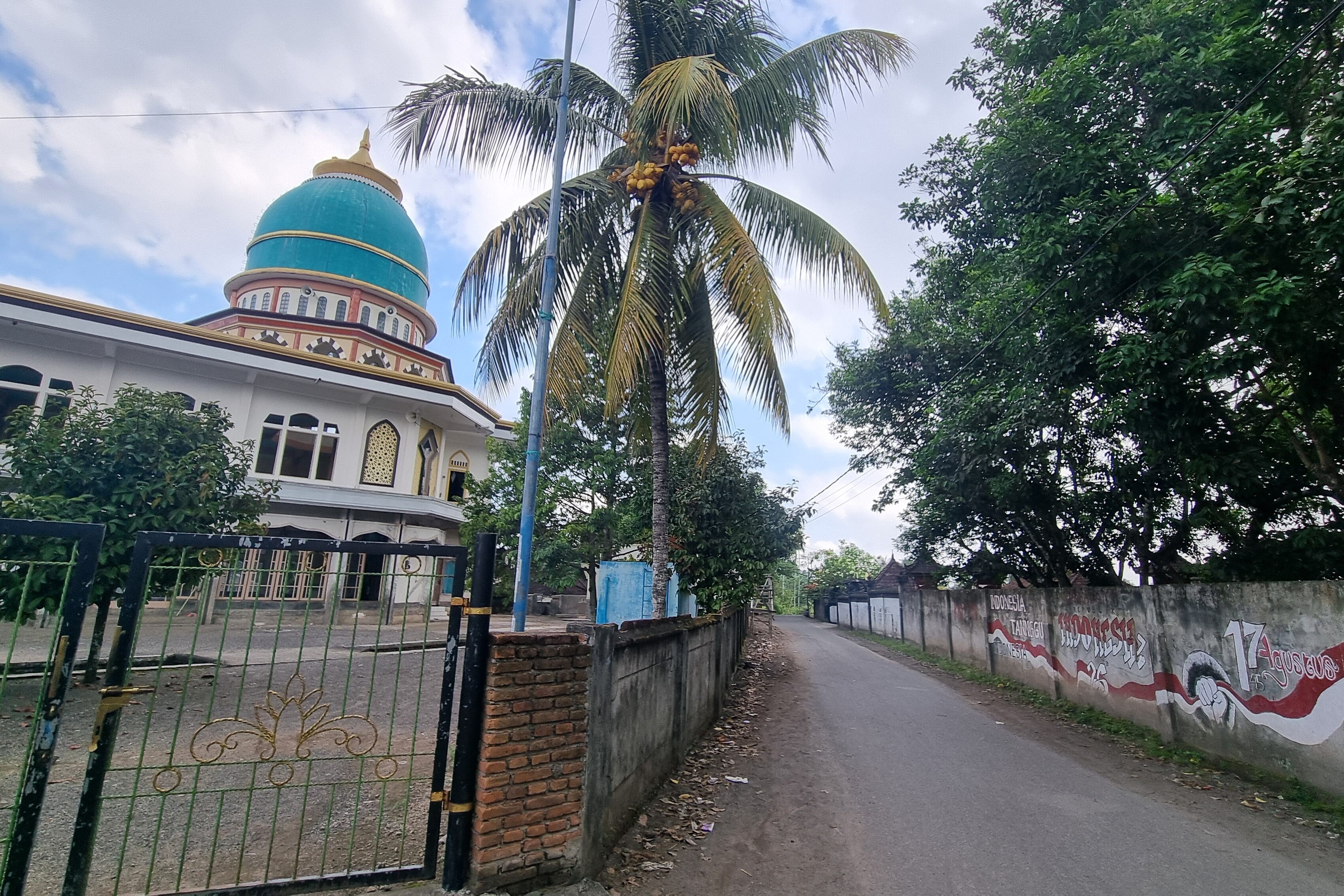Rijden door dorpjes met een moskee en tempel tijdens fietstour op Lombok