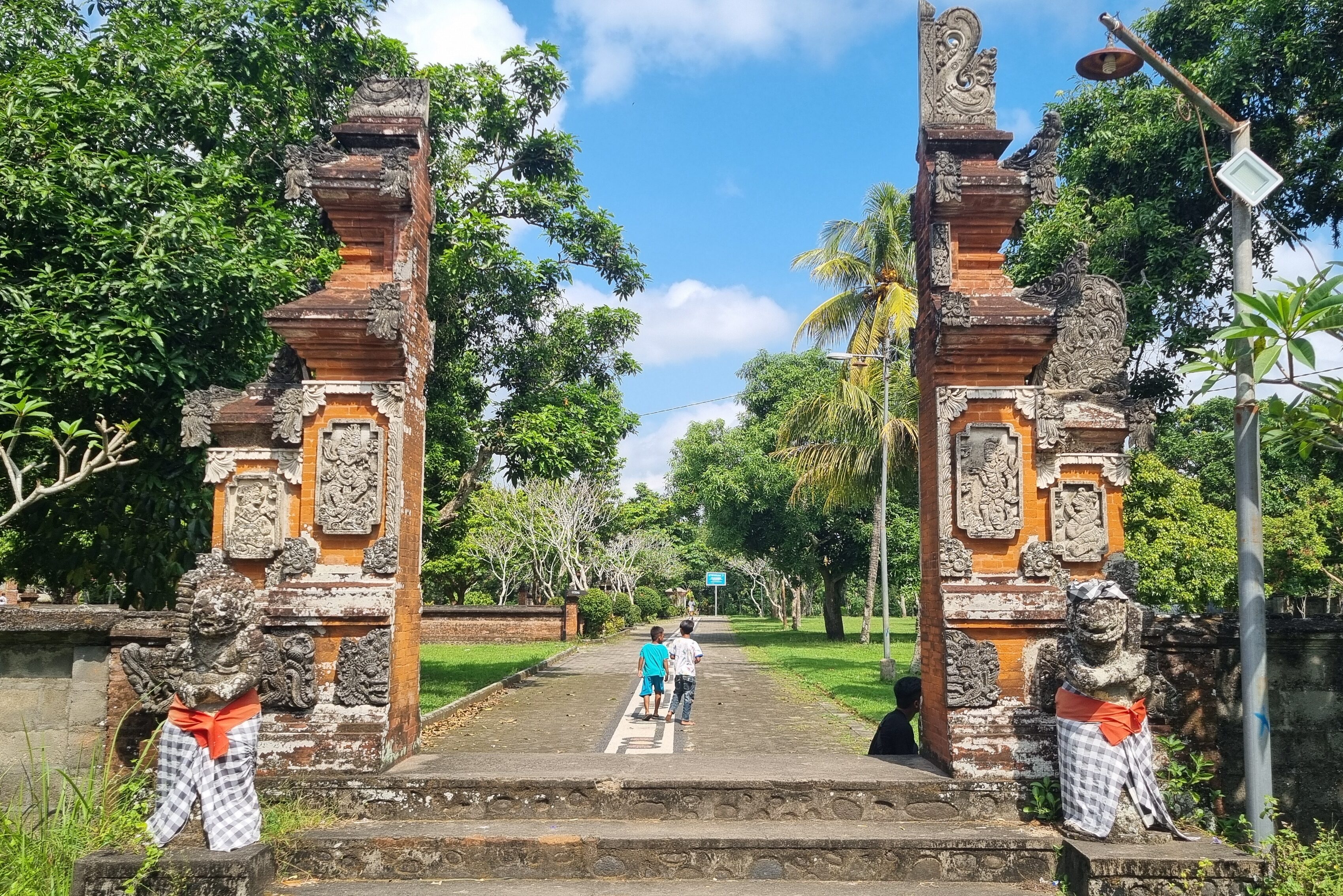 Entree tot Lingsar tempel tijdens fietstour op Lombok