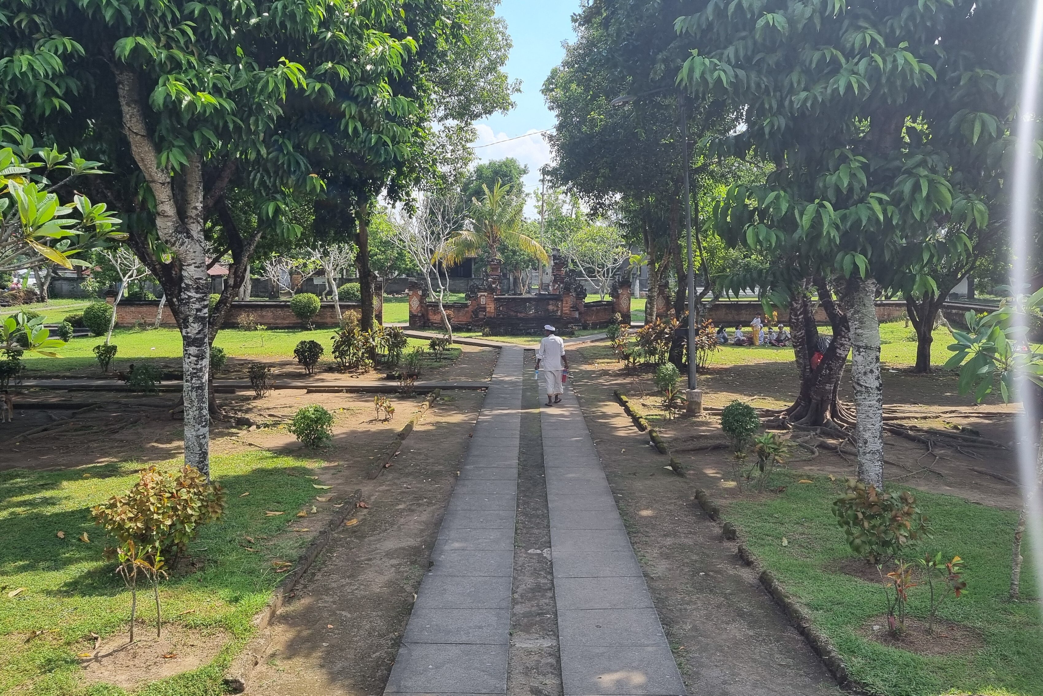 Binnentuin van Lingsar tempel tijdens fietstour op Lombok