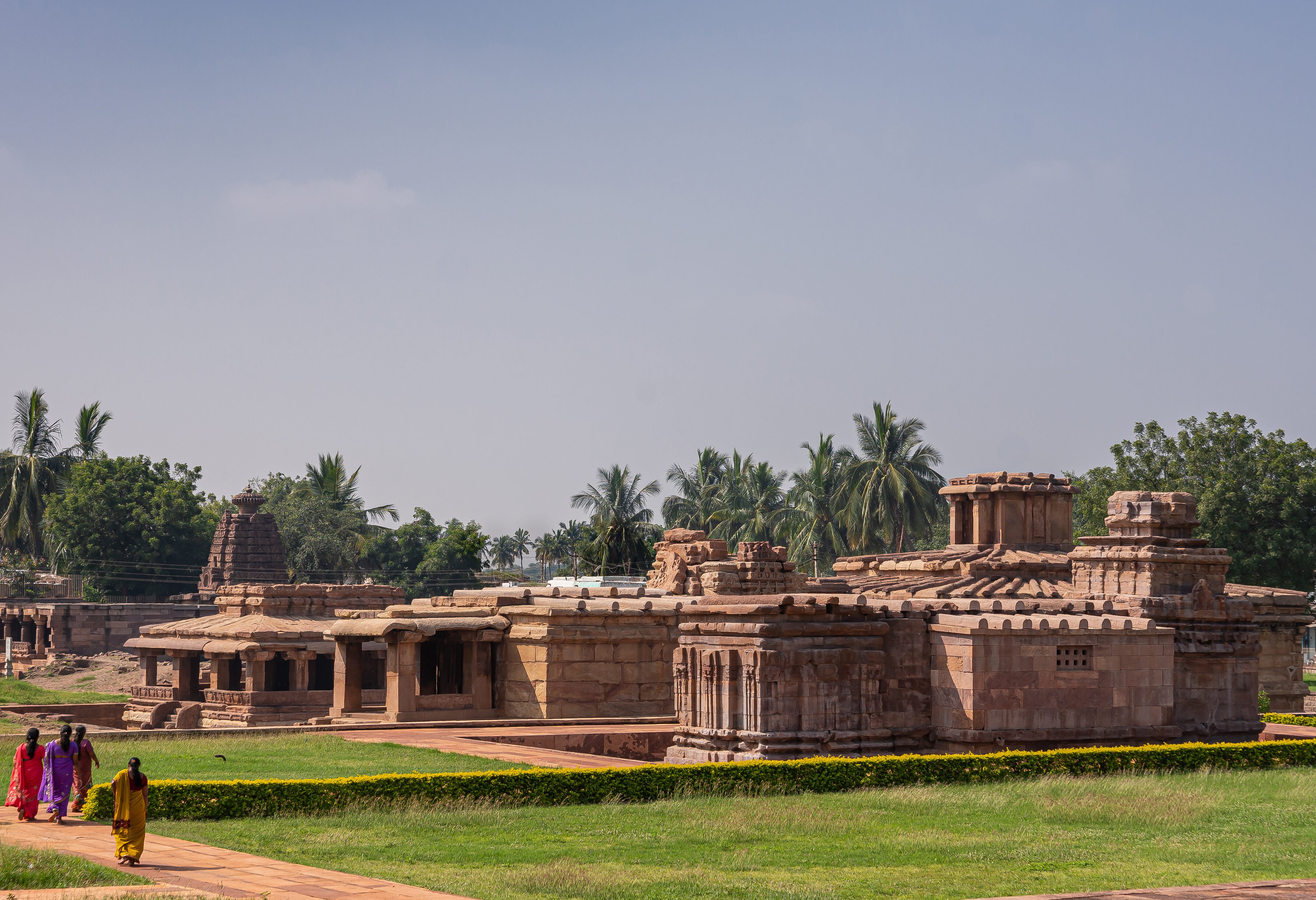 Lokale vrouwen bezoeken de tempels van Aihole in Karnataka