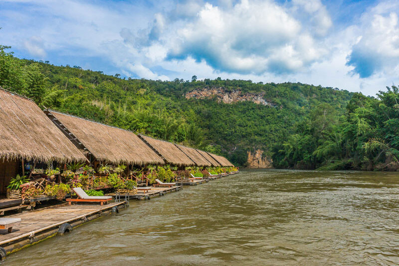 Jungle rafts aan de rivier in Kanchanaburi