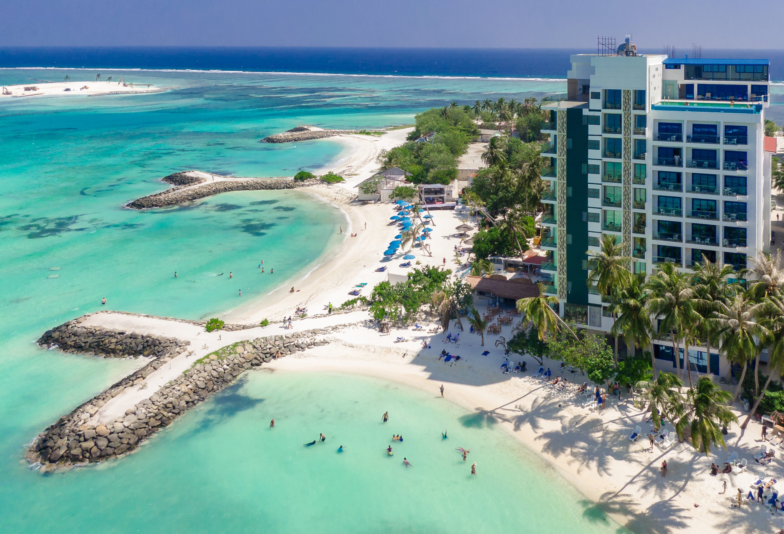 Malediven Maafushi Arena Beach Hotel Strand