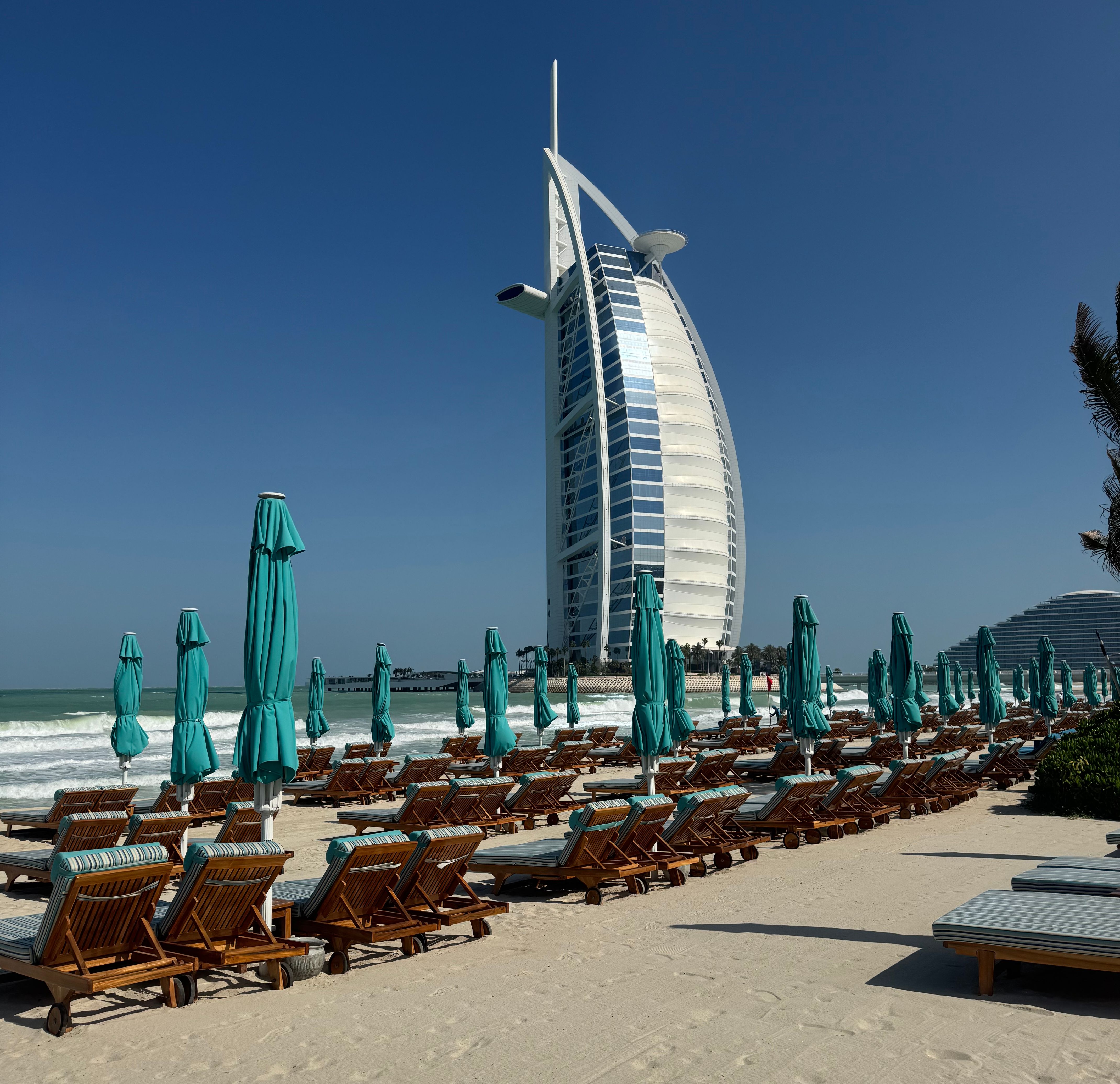 Dubai-burj-al-arab-bedjes-op-het-strand-Jada