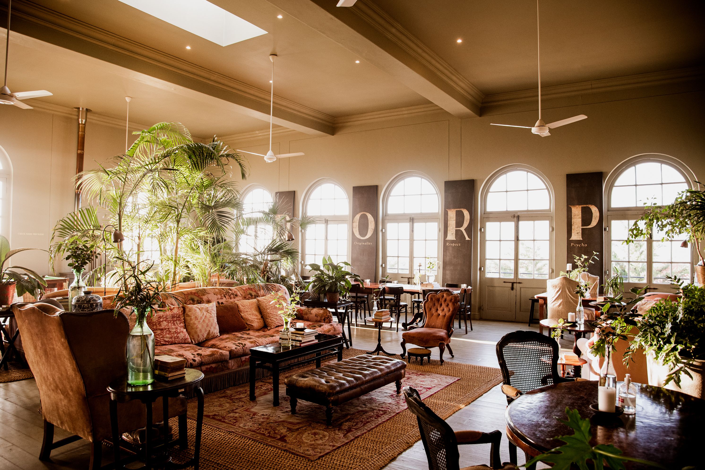 Lounge en dinner ruimte The Dorp Hotel