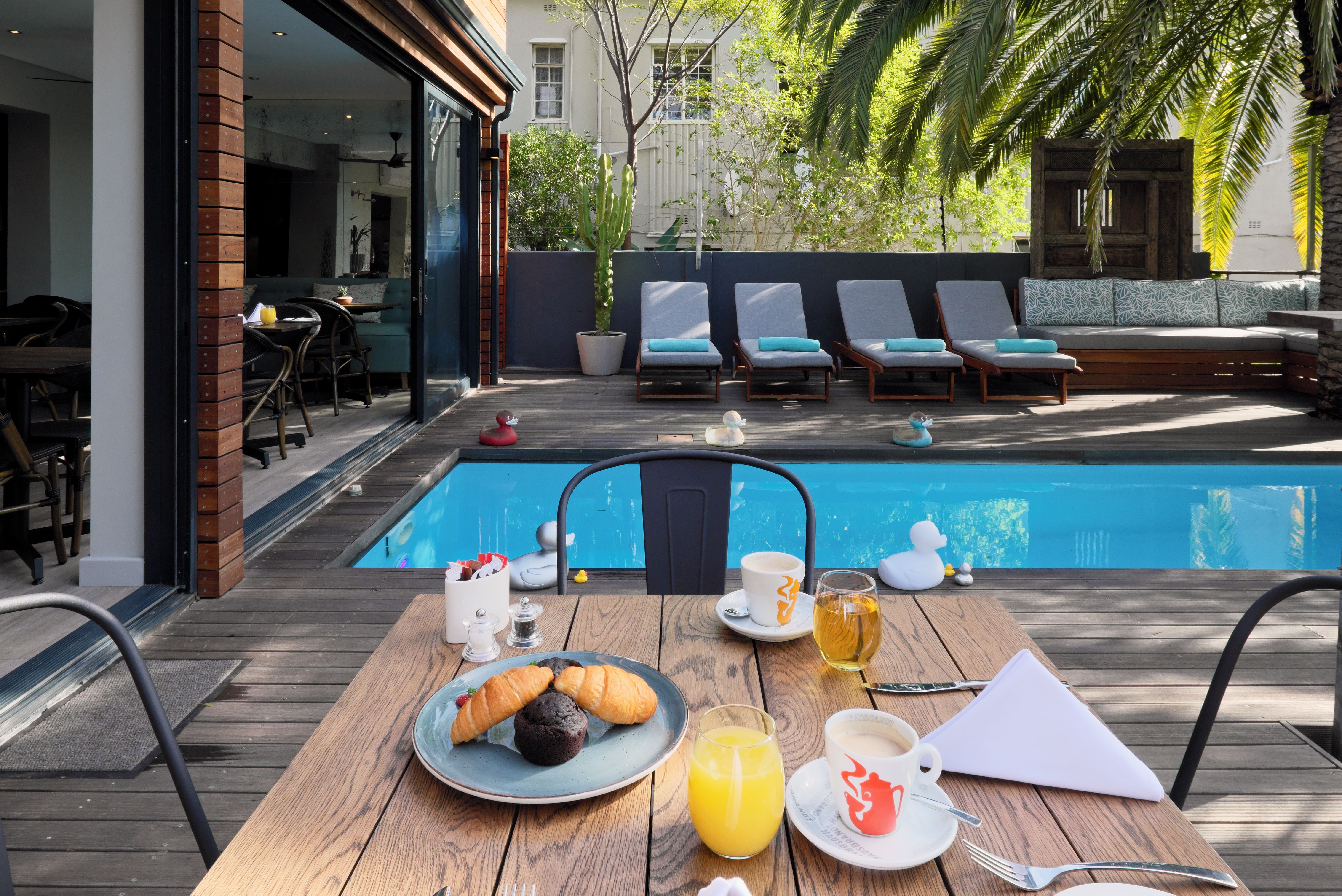 Ontbijt bij het zwembad