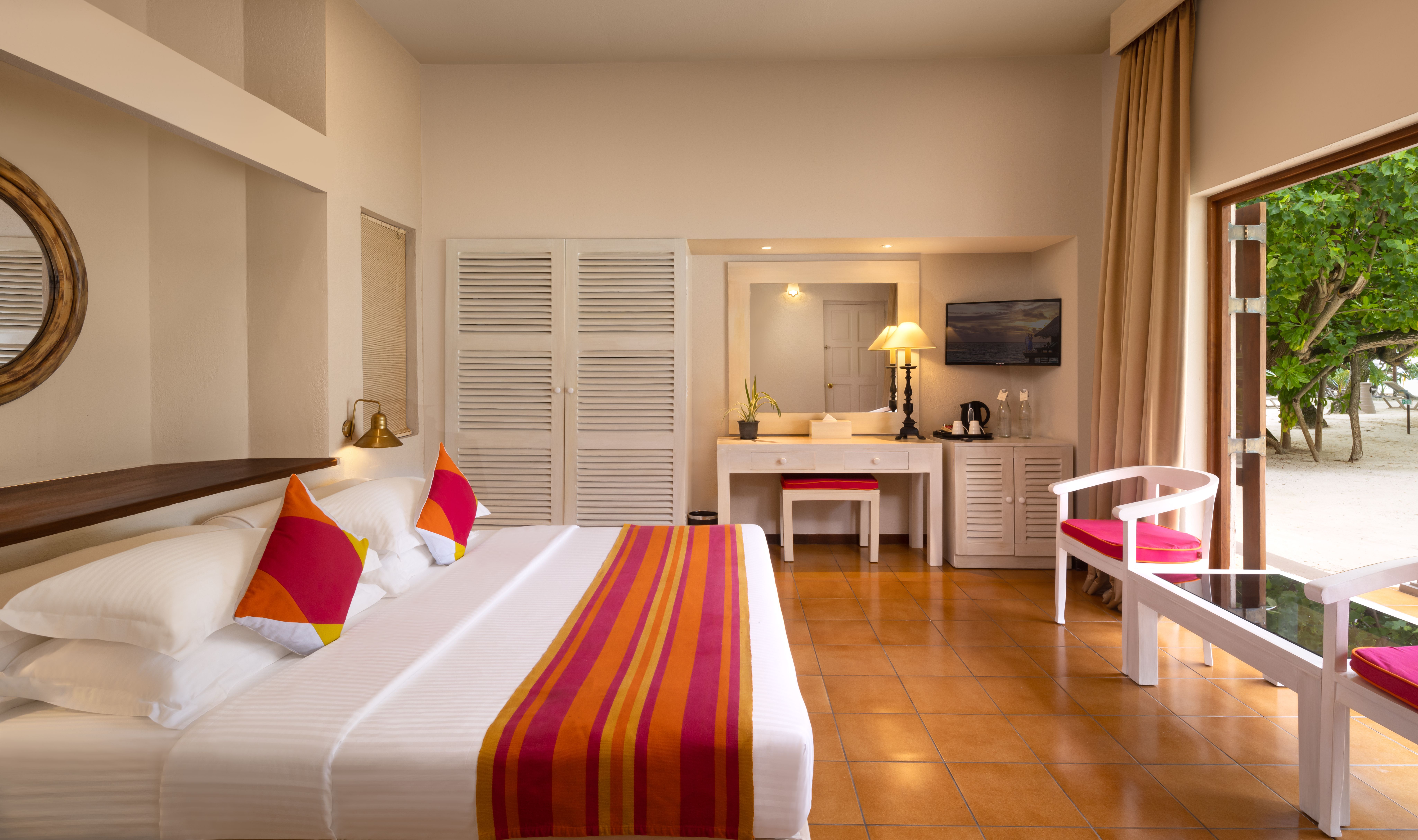 Malediven Adaaran Club Rannalhi Classic Beach View Kamer