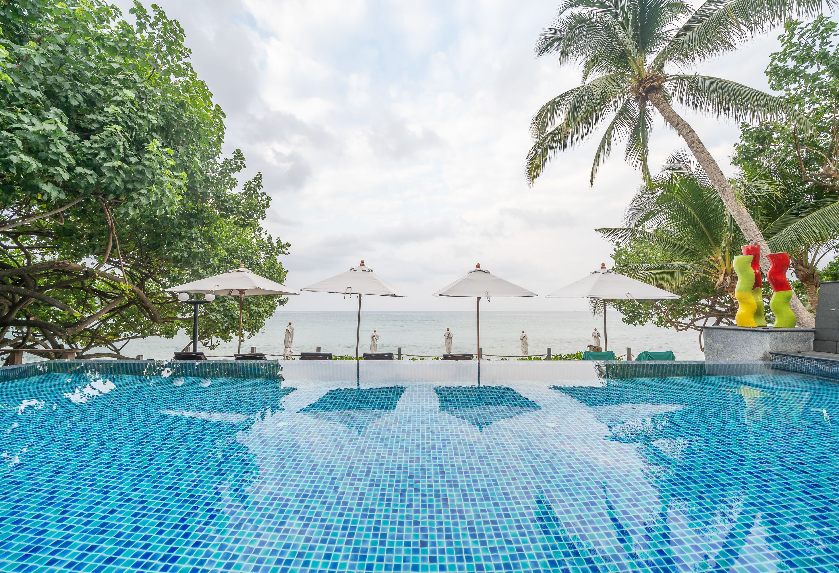 Zwembad en strand van Ao Prao resort