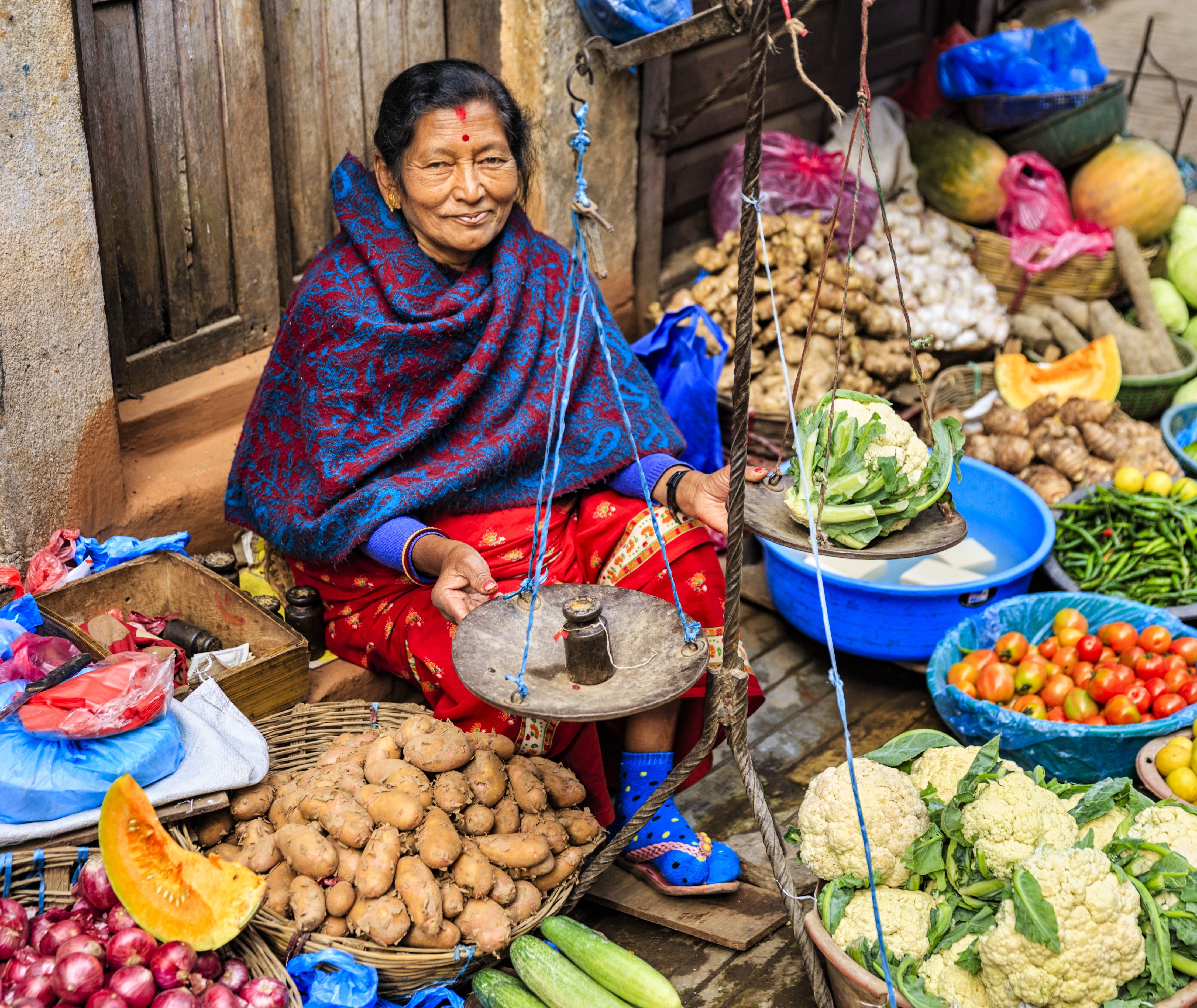 Nepal-Kathmandu-markt-groenten-verkoopster-lokale-vrouw