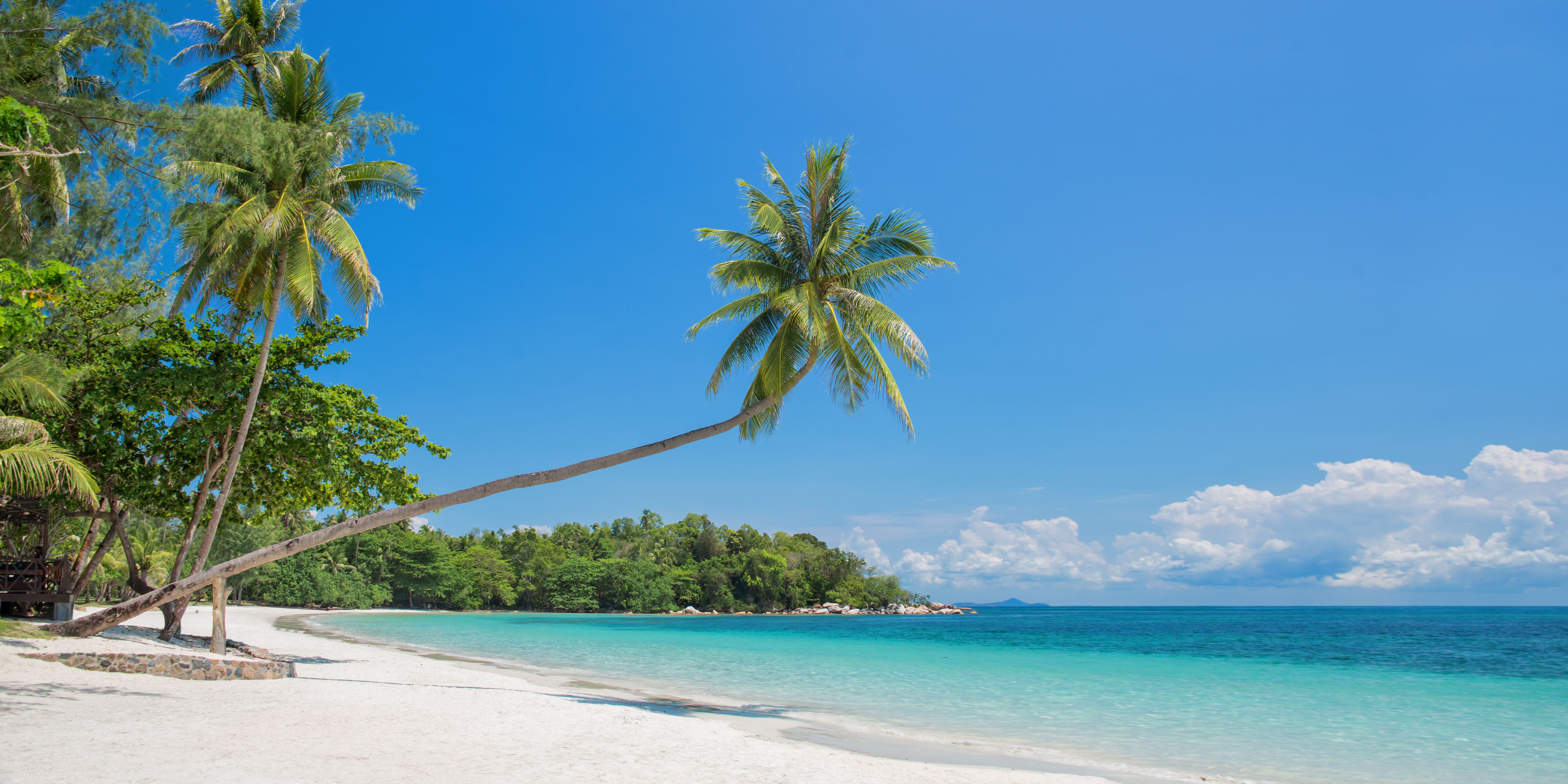 Indonesie-Bintan-Island-vlakbij-Singapore-prachtig-strand-met-palmbomen