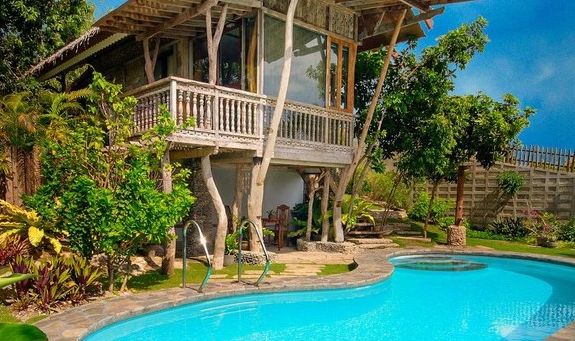Zwembad van Bohol House bij Amerela