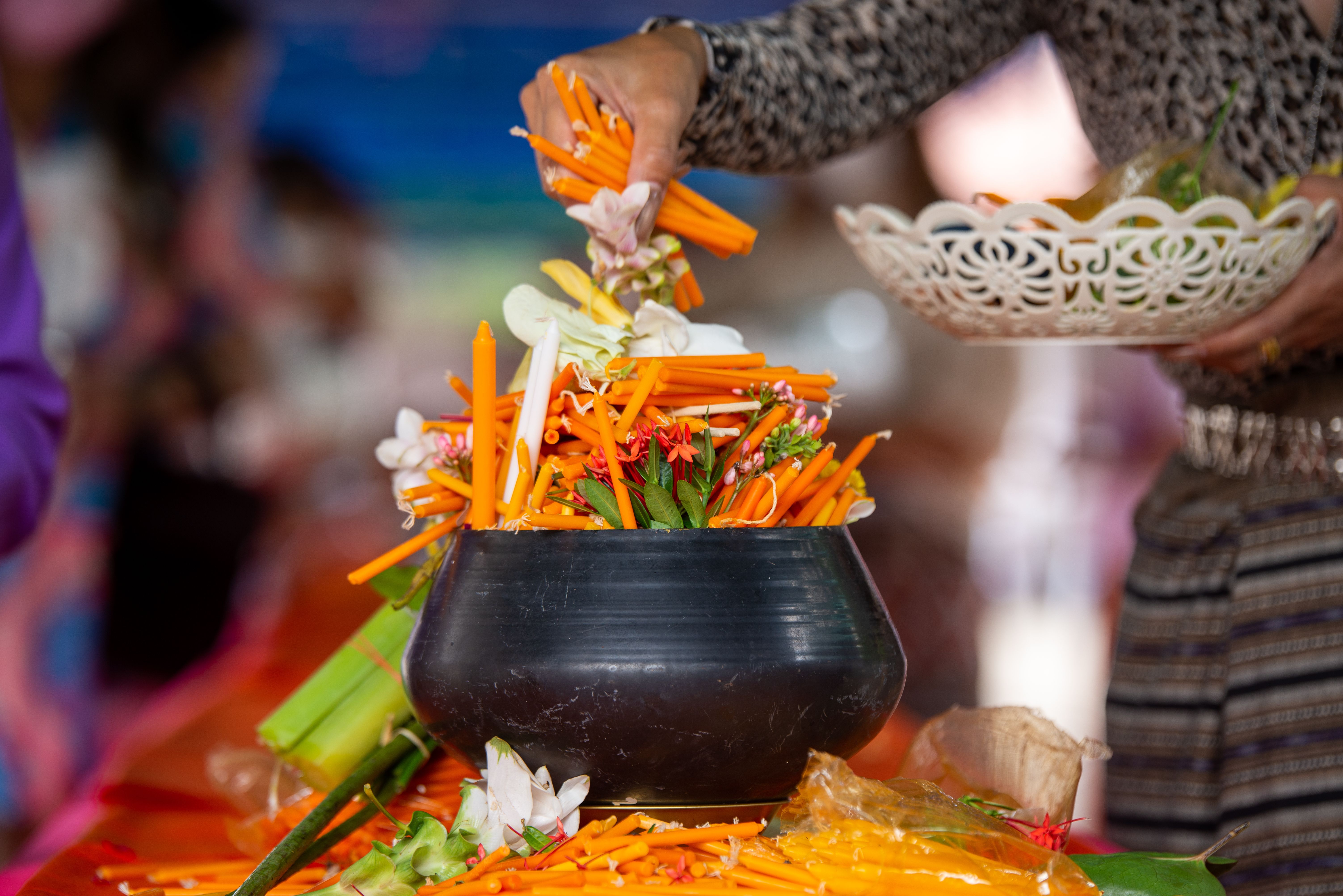 Offer brengen bij een tempel