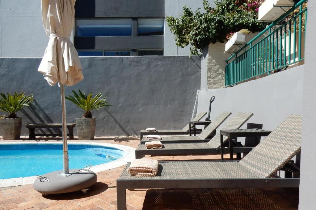 Ligbedden aan het zwembad