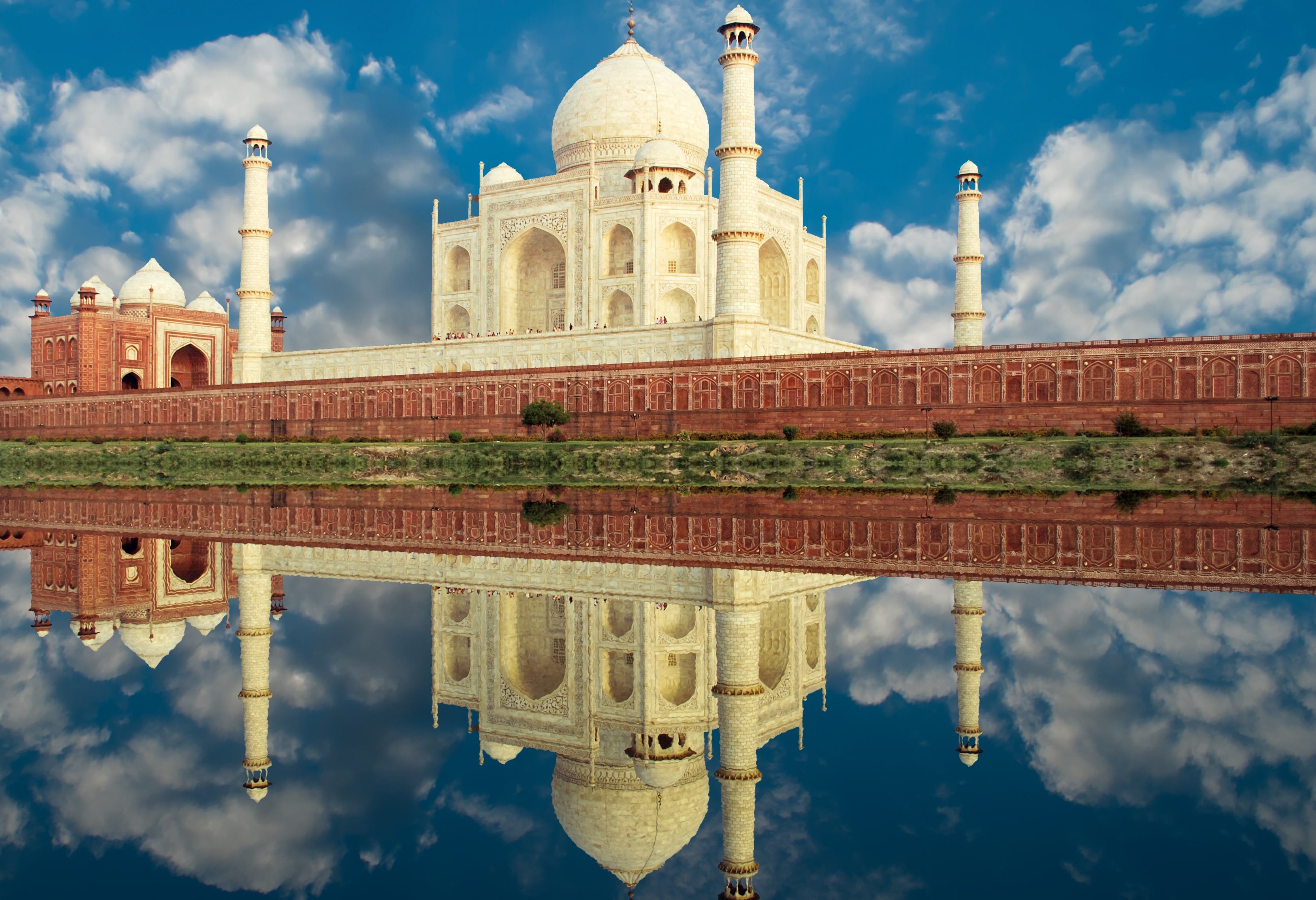 Weerspiegeling van de Taj Mahal in Agra