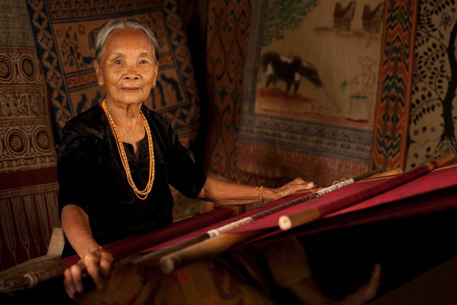 Toraja vrouw aan het weven op Sulawesi