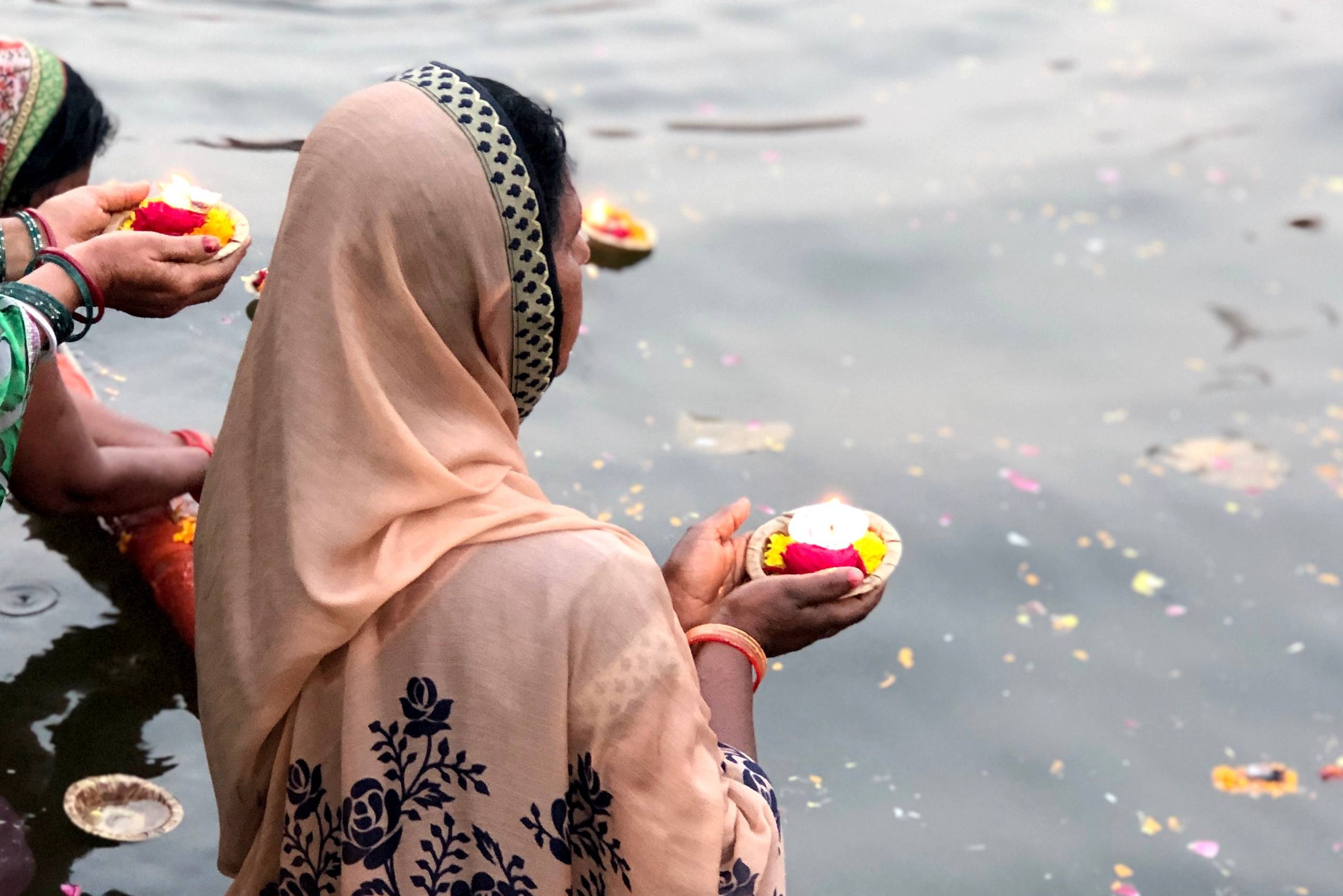 india-varanasi-ganges-offer