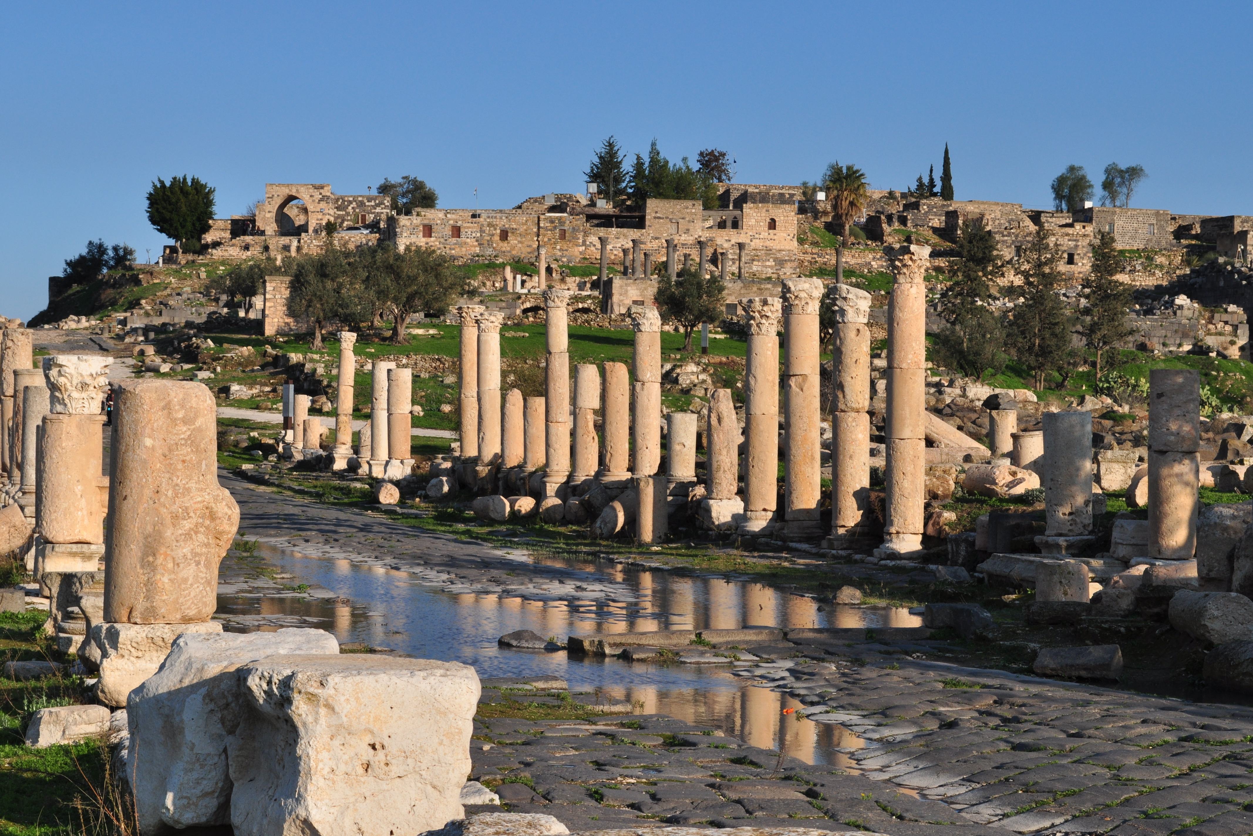 De historische voormalige hoofdweg in Umm Qais in Jordanie