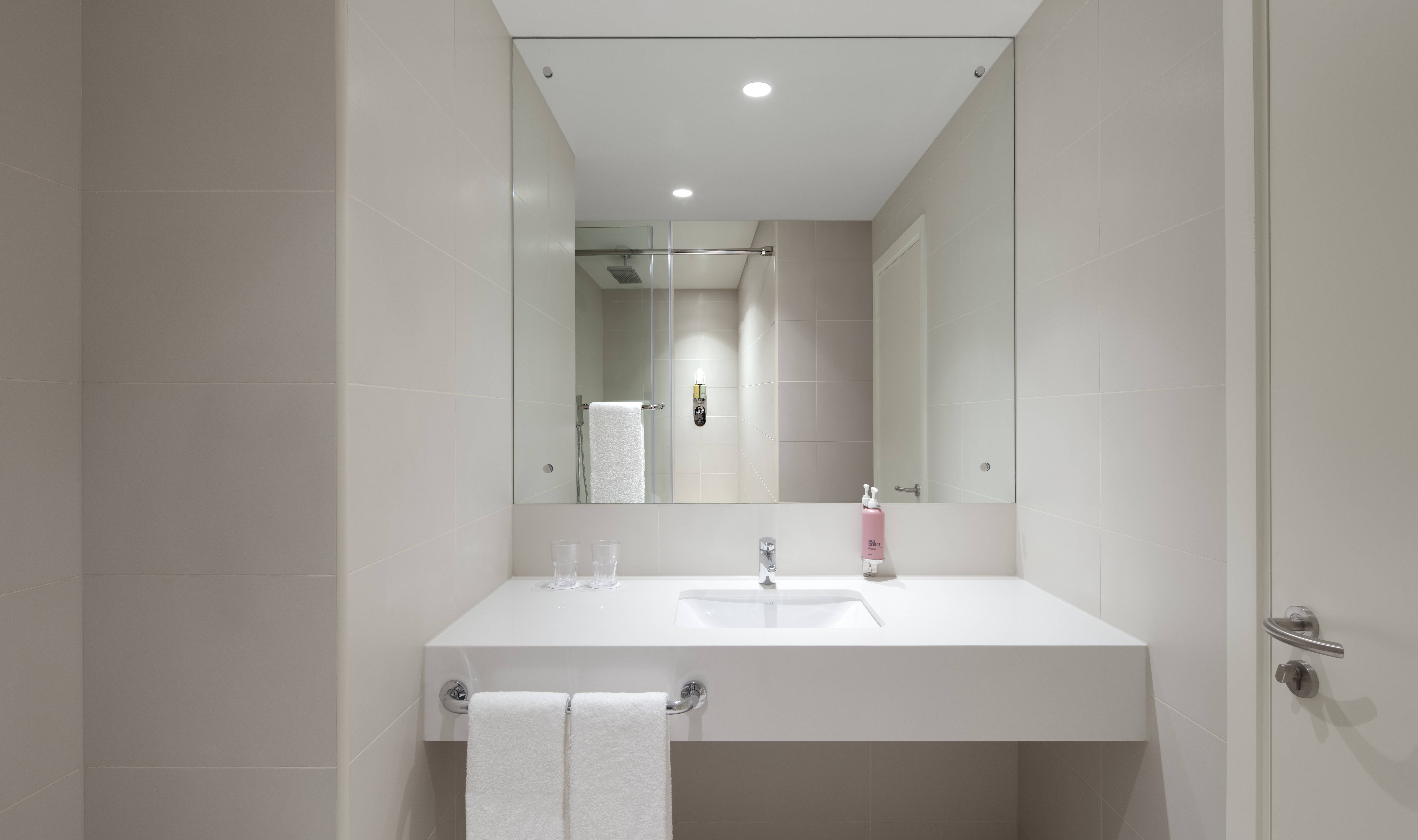 dubai-emiraten-rove-dubai-marina-hotel-rover-kamer-badkamer