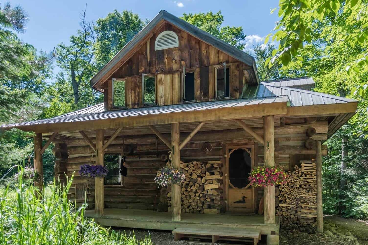canada-algonquin-provincial-park-kanoen-log-cabin-facade