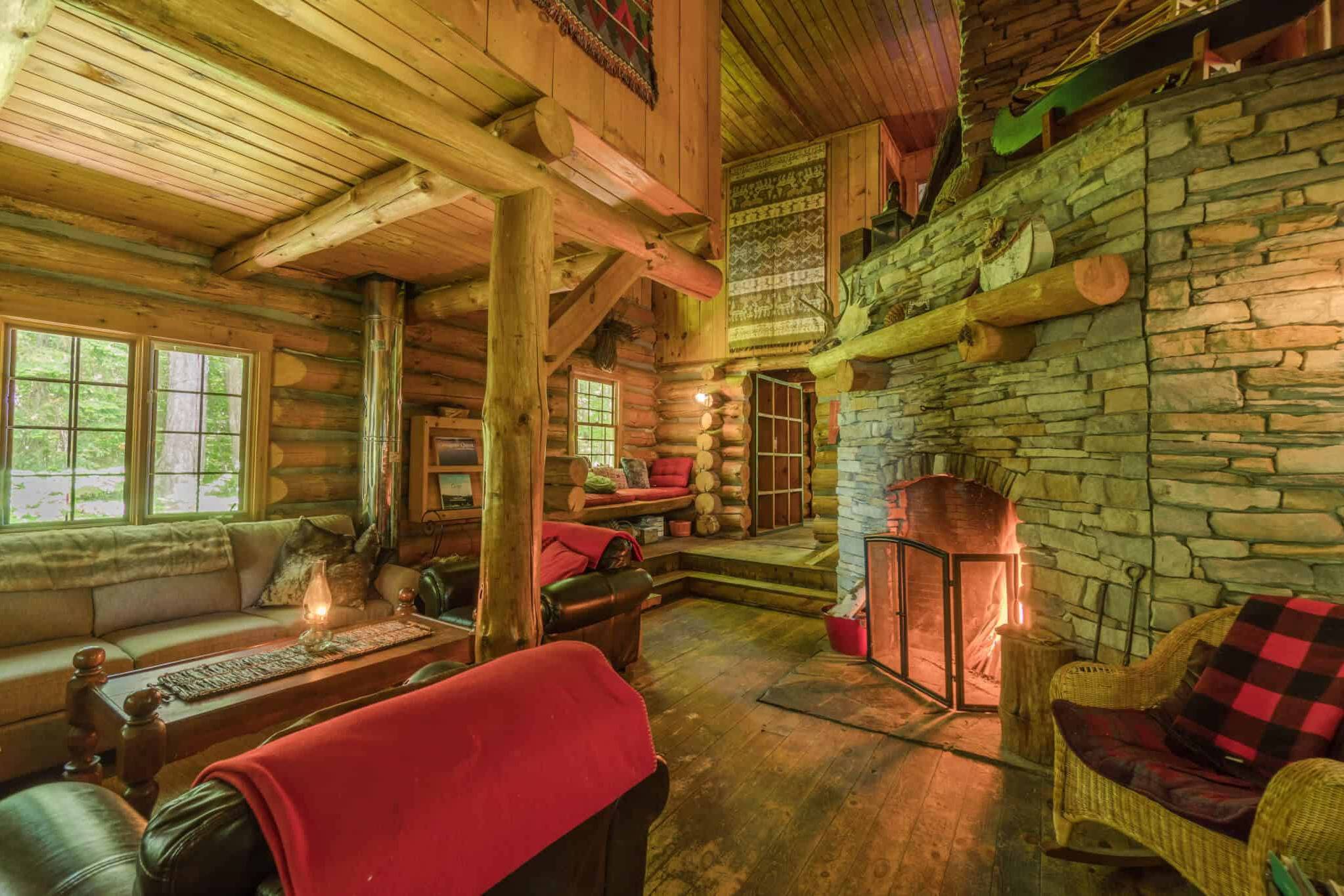 canada-algonquin-provincial-park-kanoen-log-cabin-inrichting