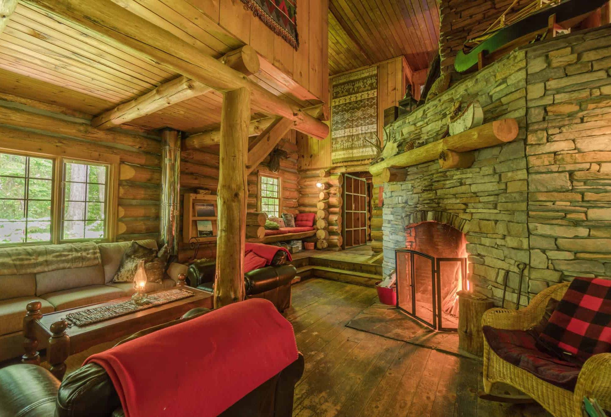 canada-algonquin-provincial-park-kanoen-log-cabin-inrichting