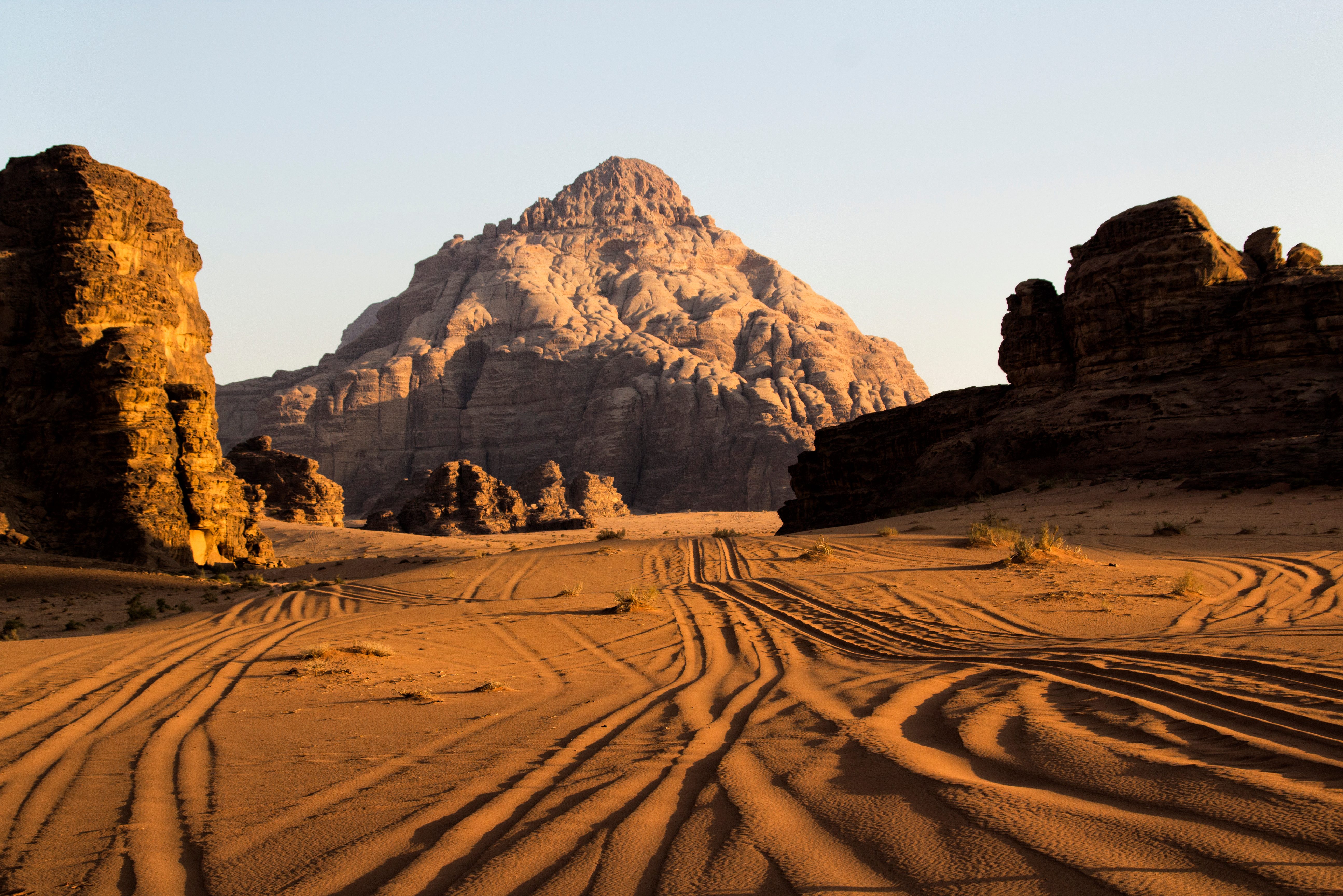 Bandensporen in de Wadi Rum woestijn in Jordanie