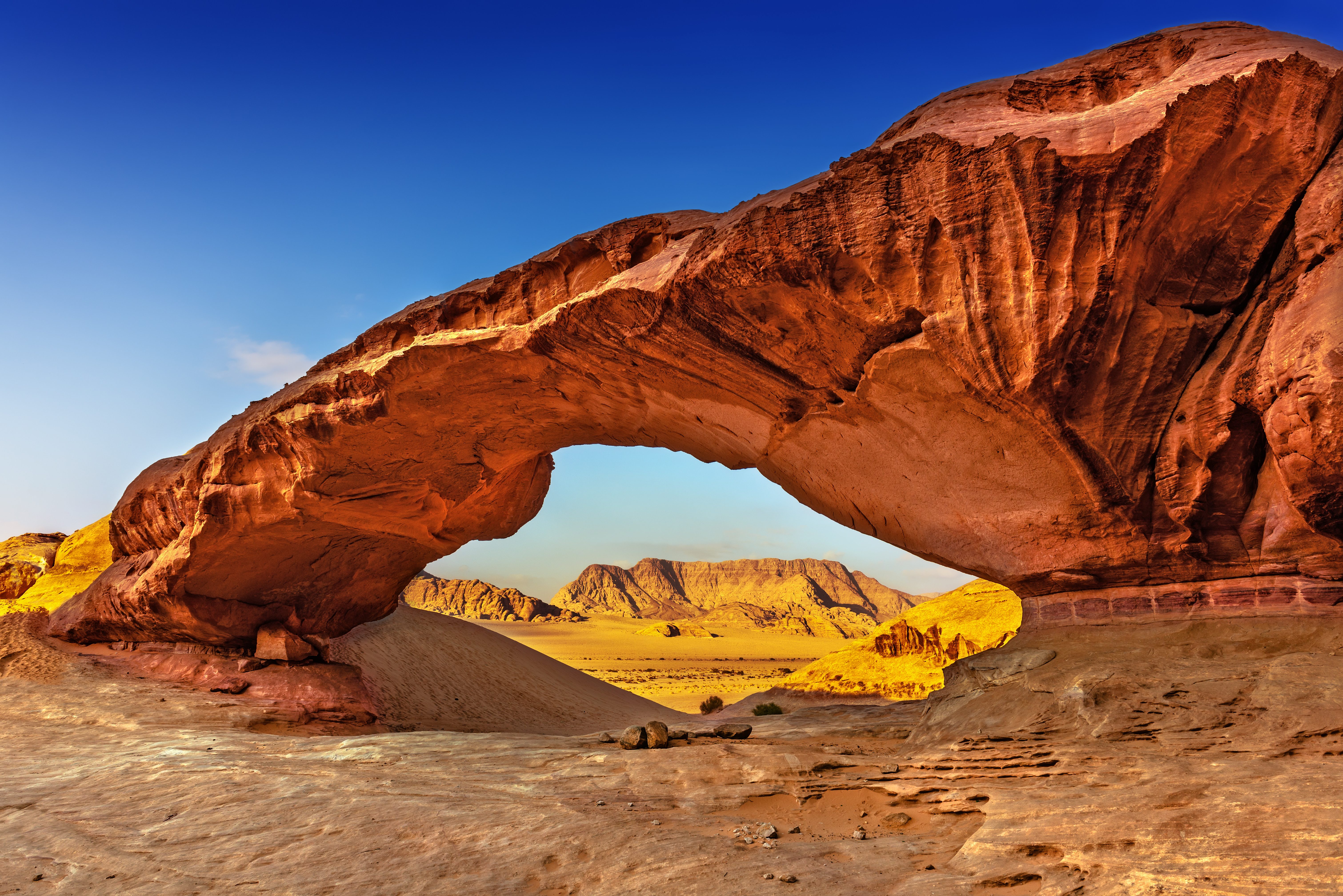 Natuurlijke rotsbrug in de Wadi Rum woestijn in Jordanie