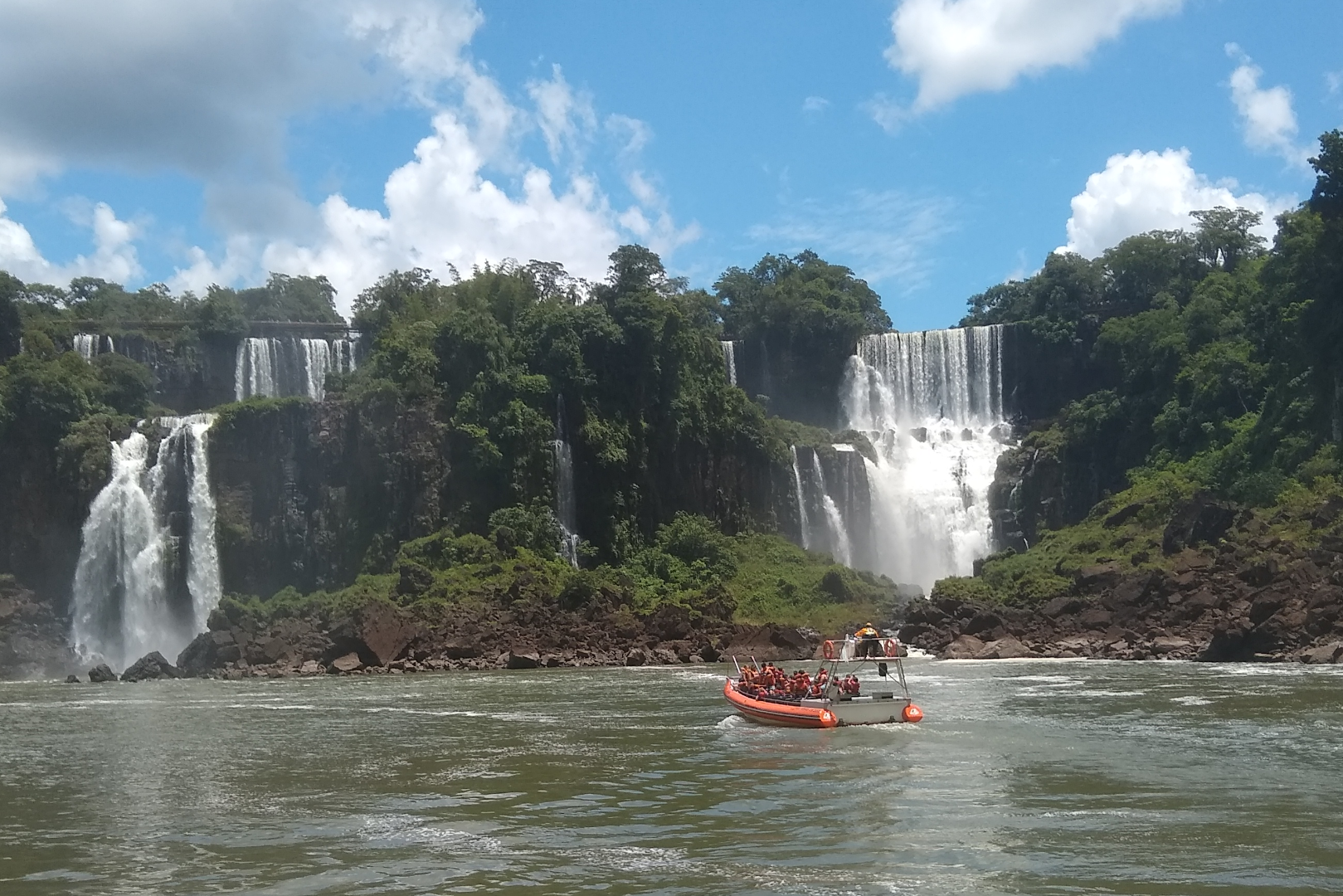 Boottocht bij de iguazu Watervallen in Argentinië