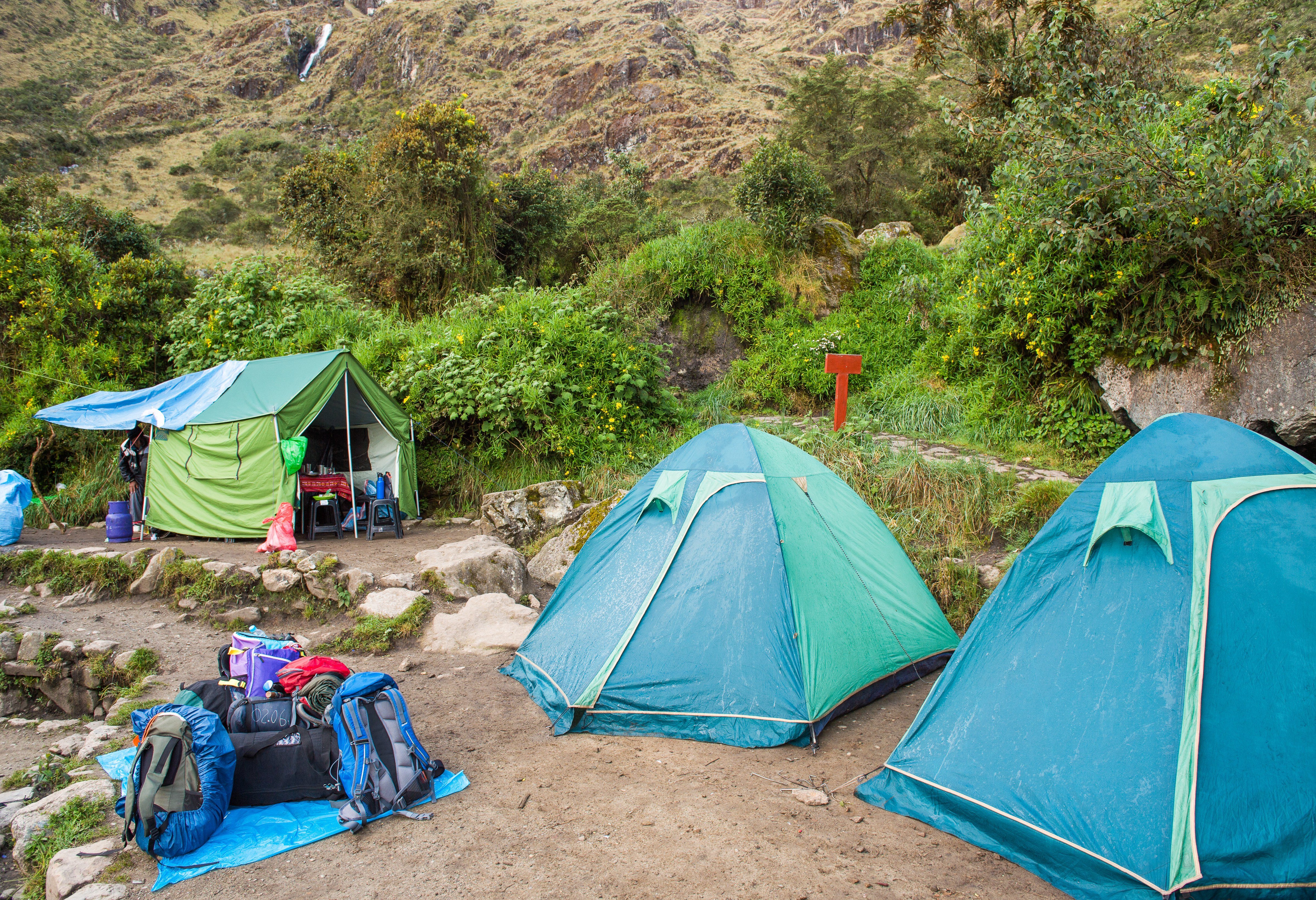 Tenten op de kampeerplek tijdens de Inca Trail naar Machu Picchu in Peru