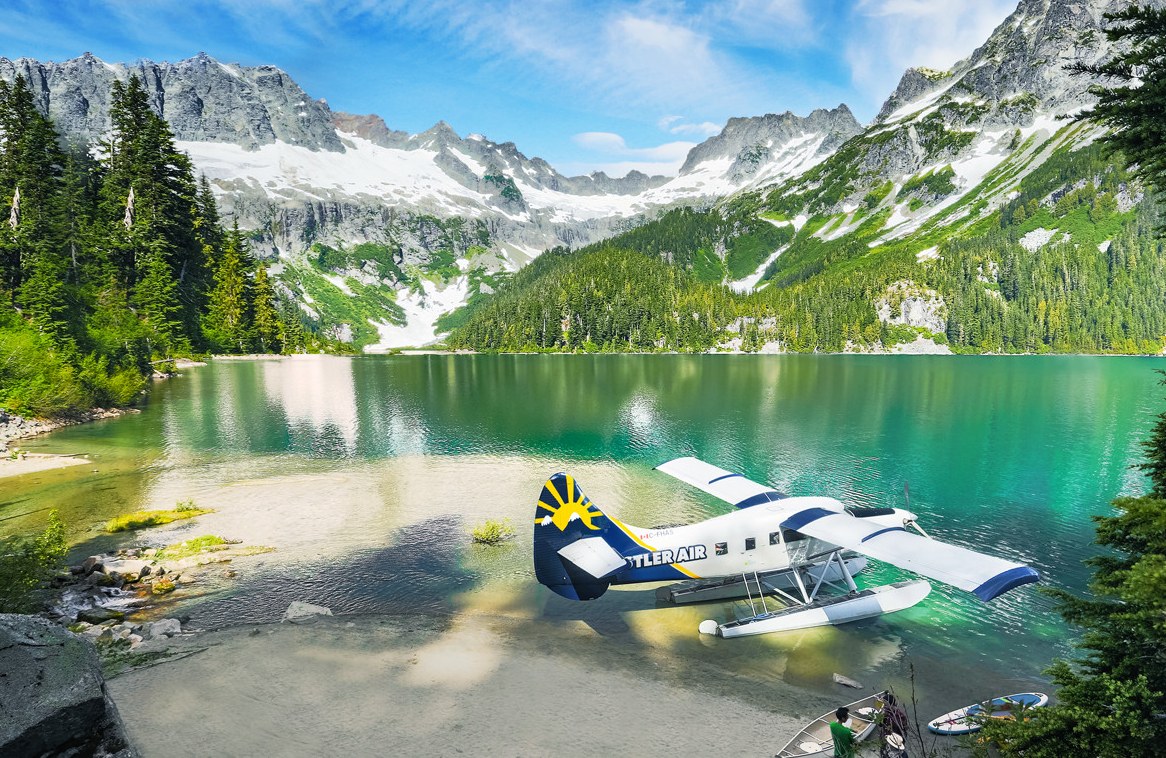 Vlieg in een watervliegtuig boven de bergtoppen van Whistler, Canada