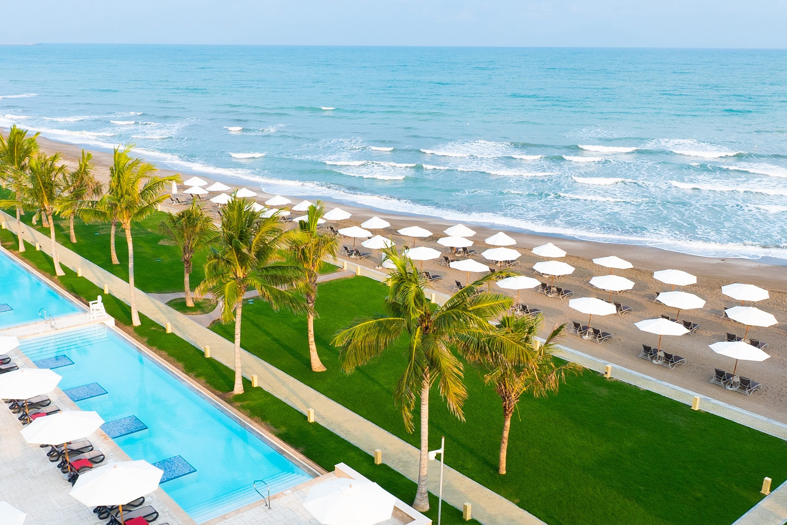 Strand en zwembad van Barcelo Mussanah Resort in Oman