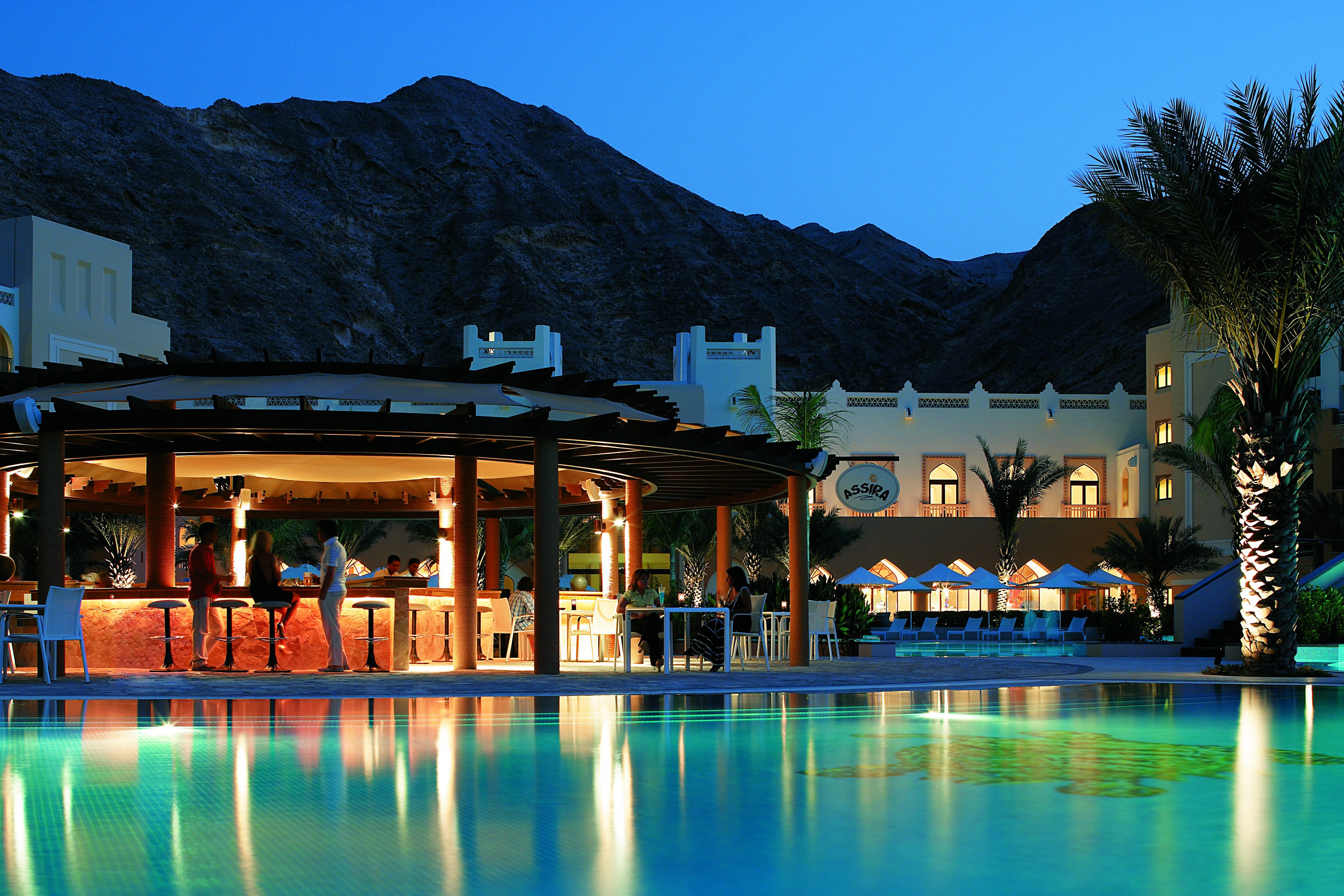 Al Waha Assira Pool Bar bij Shangri-La's Barr Al Jissah Resort bij Muscat in Oman