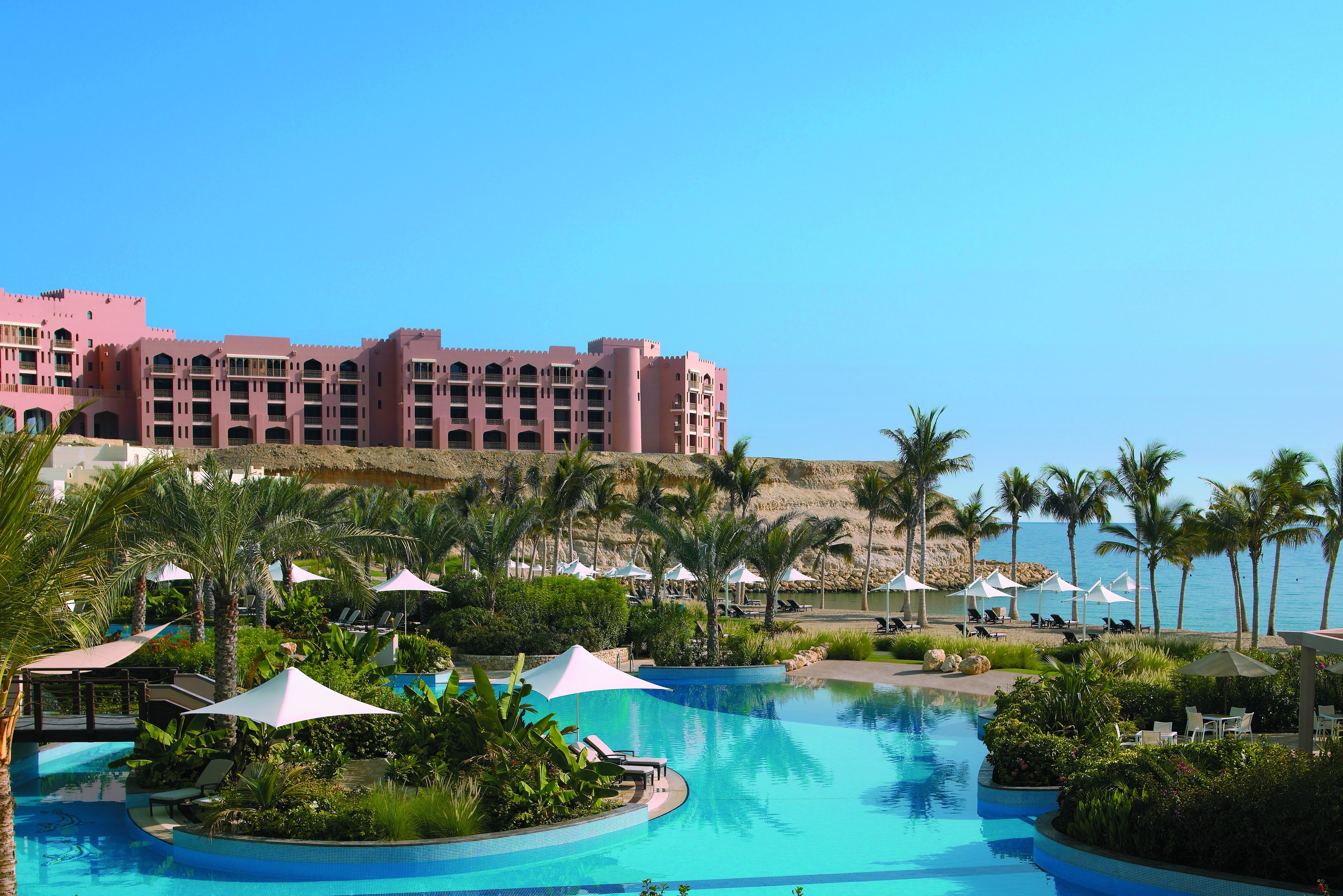 Zwembad van Shangri-La's Barr Al Jissah Resort bij Muscat in Oman