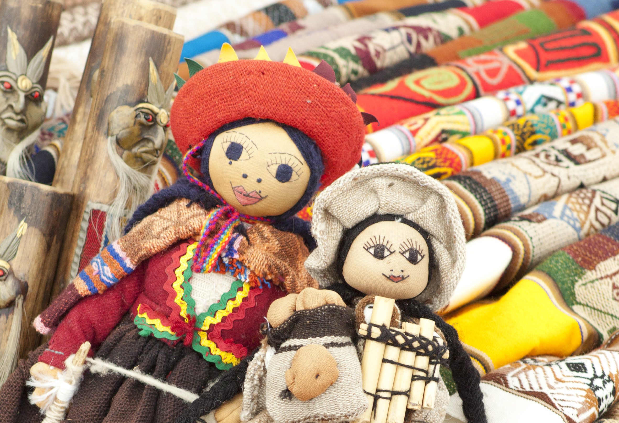 Souvenirs op de markt van Pisac in de Sacred Valley in Peru