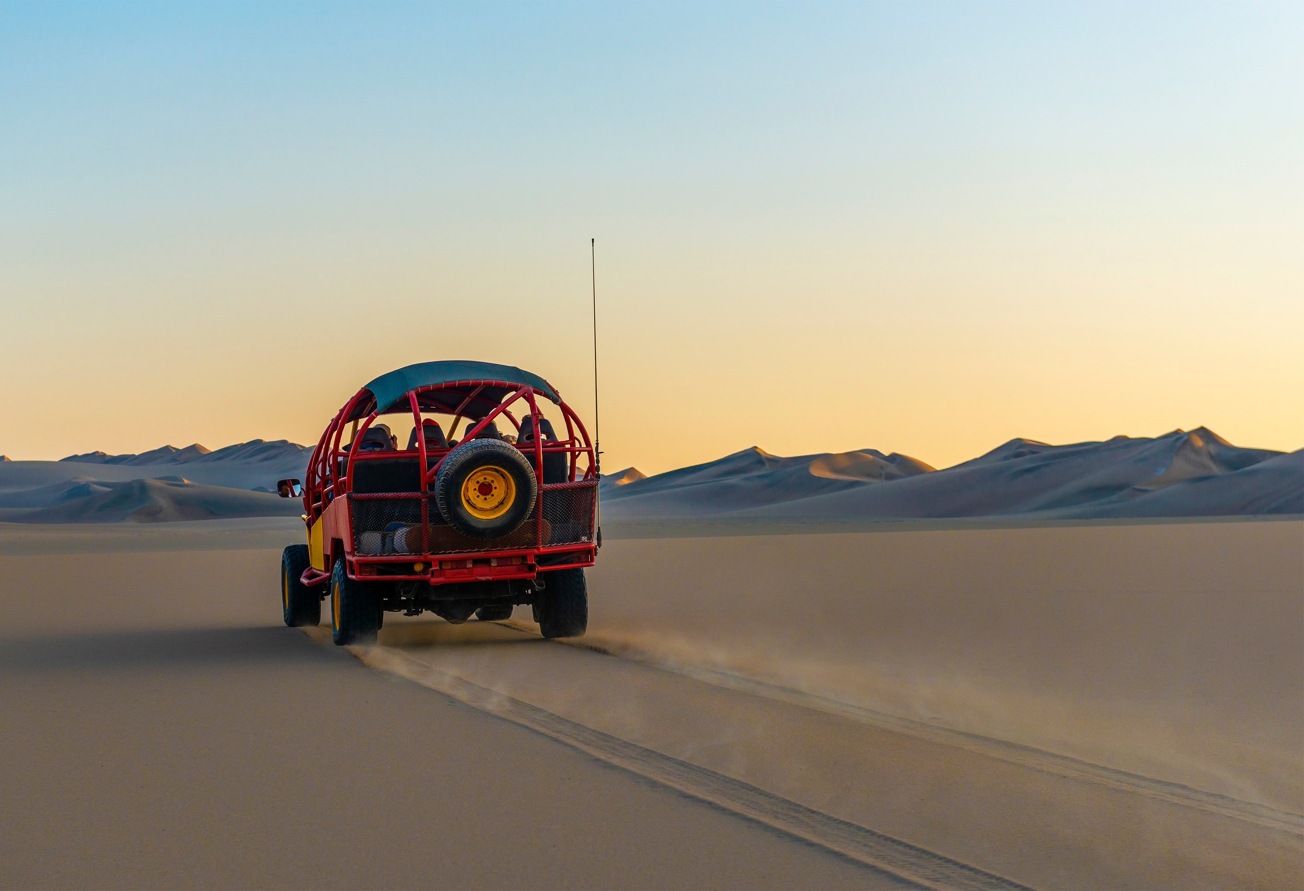 Per sand buggy door de woestijn bij Huacachina in Peru